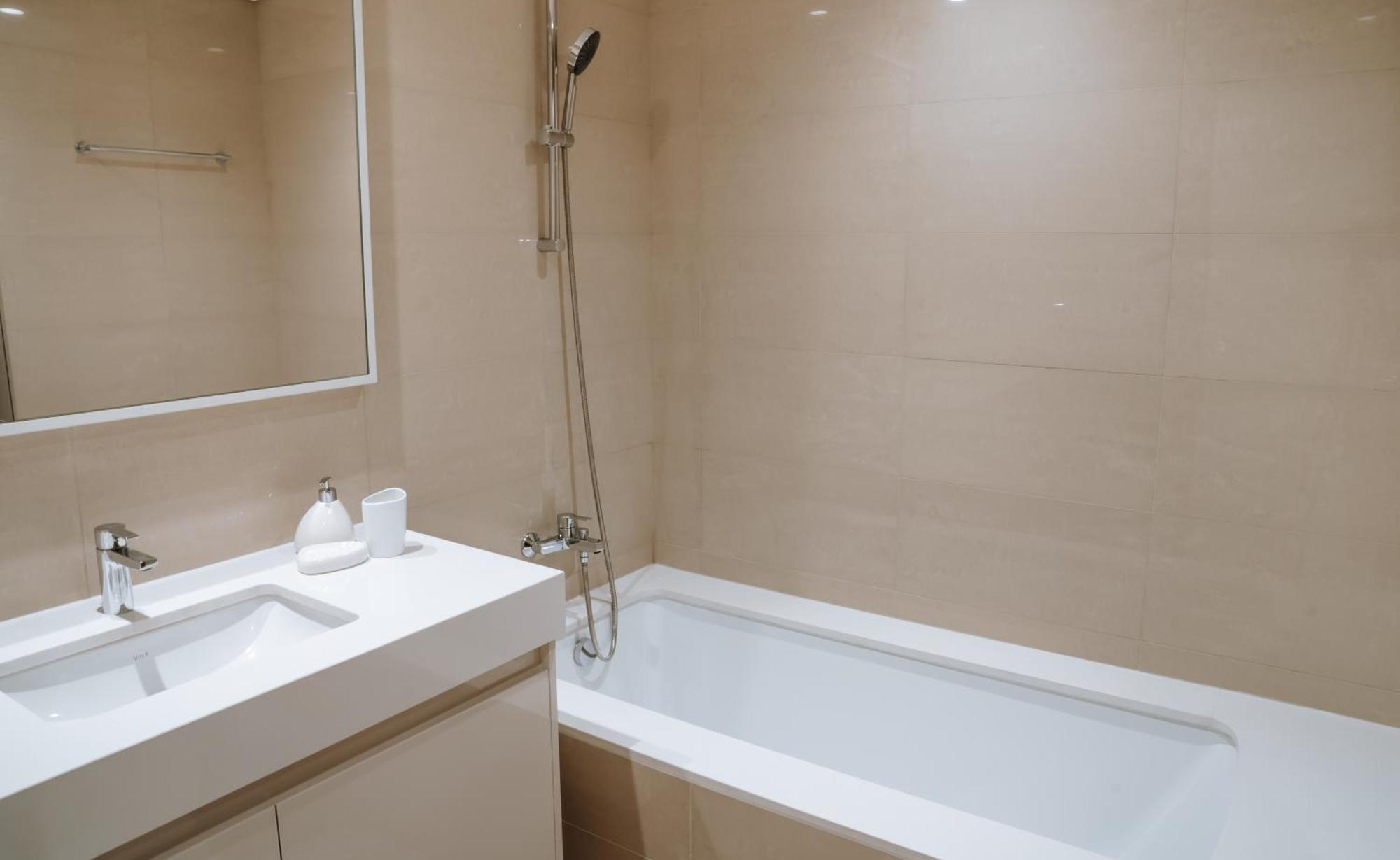 Burj Royale Condo, Close To Mall & Attractions *