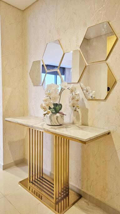 Apartment Luxury 3 Bedroom Aykon Tower