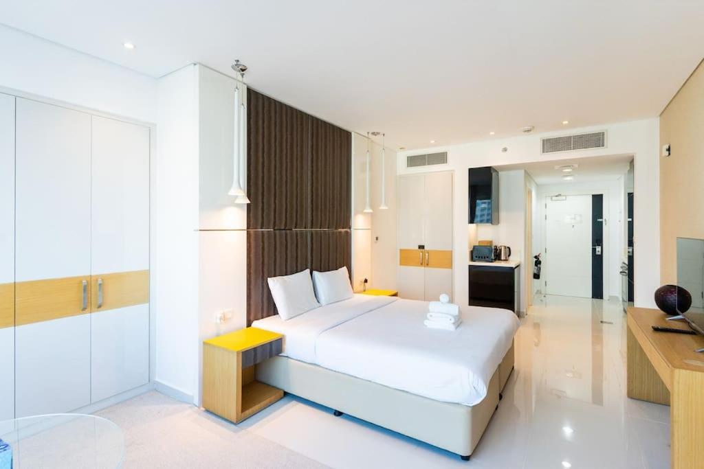 Canal View L L Great Amenities Apartment Dubai