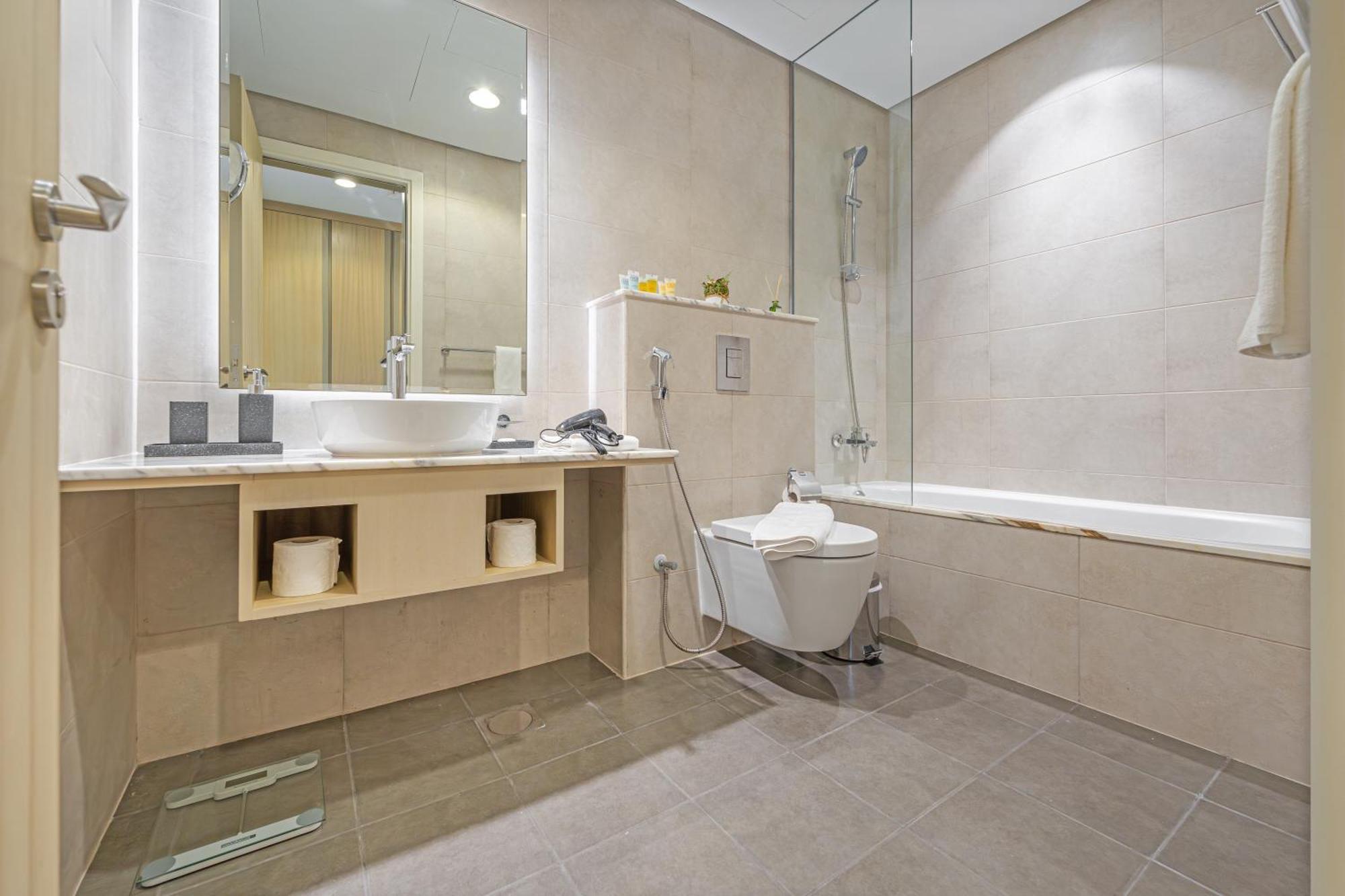 Apartment 3 King Beds - 7mins To Mall - High Floor Sun Set And Sea View