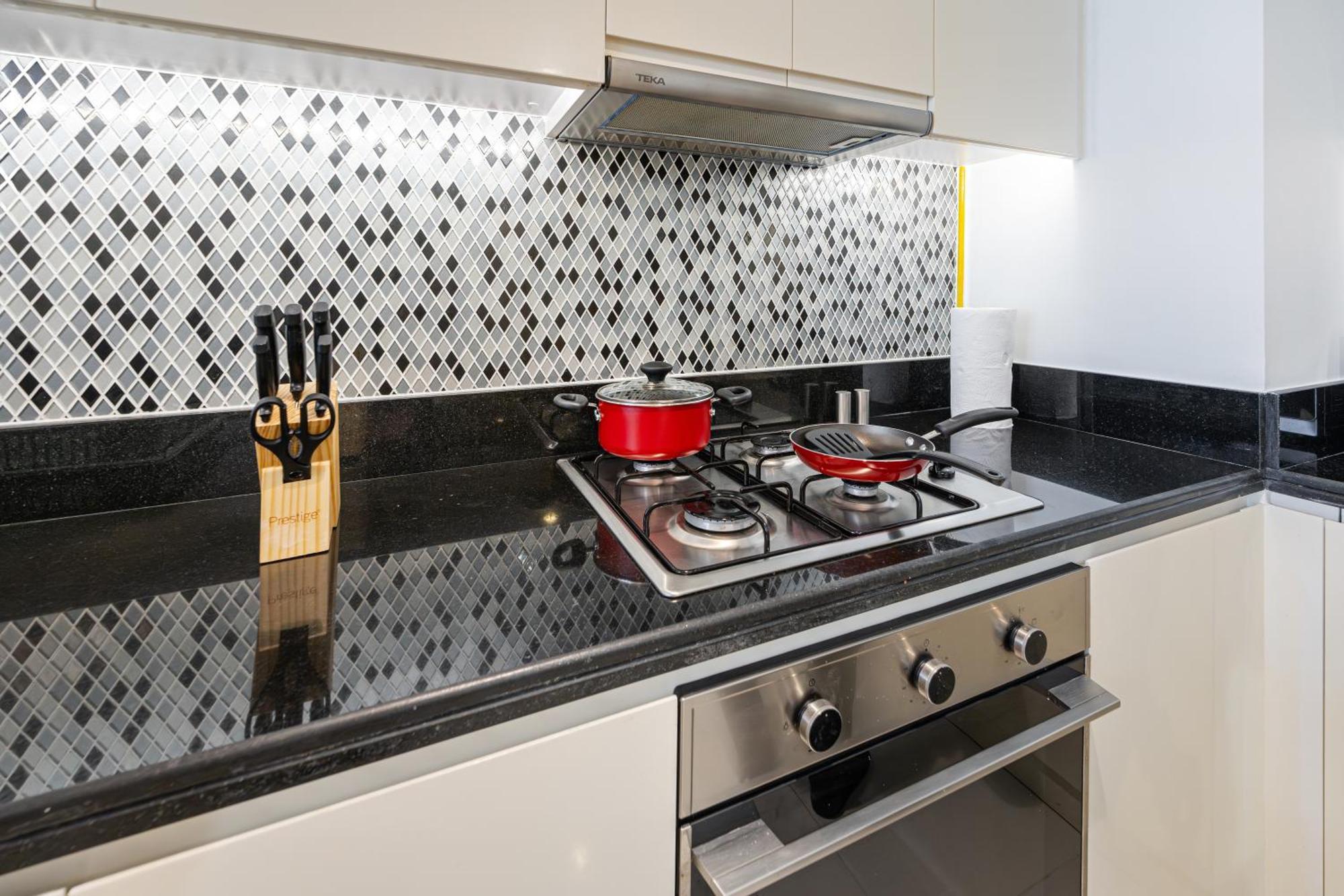 3 King Beds - 7mins To Mall - High Floor Sun Set And Sea View Apartment