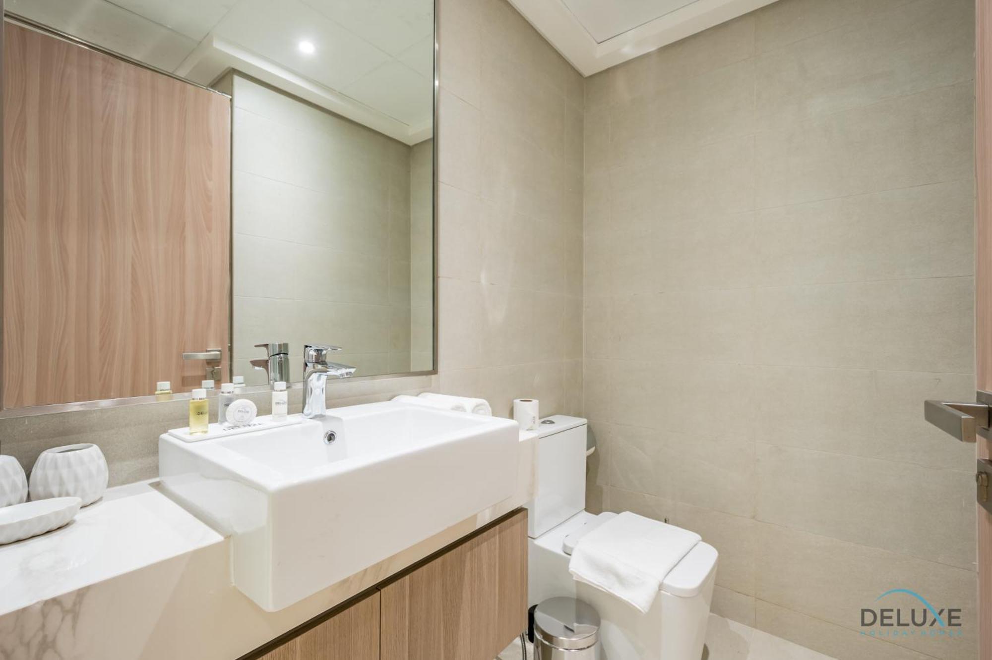 Luxurious 2br In Azizi Riviera 18, Al Merkadh By Deluxe Homes Dubai