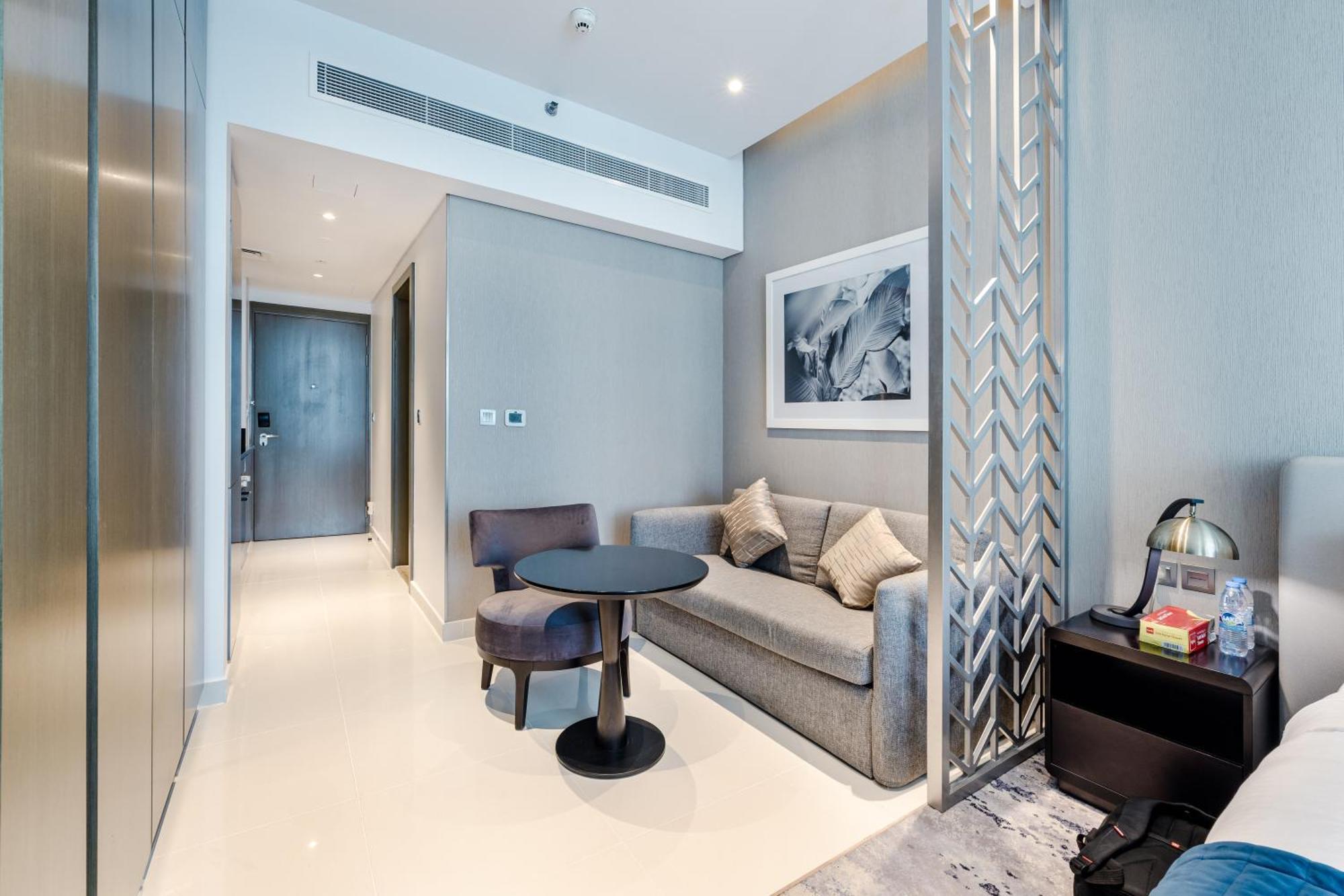 Apartamento A Living-modern With Balcony & Canal View At Prive 2507b ,business Bay