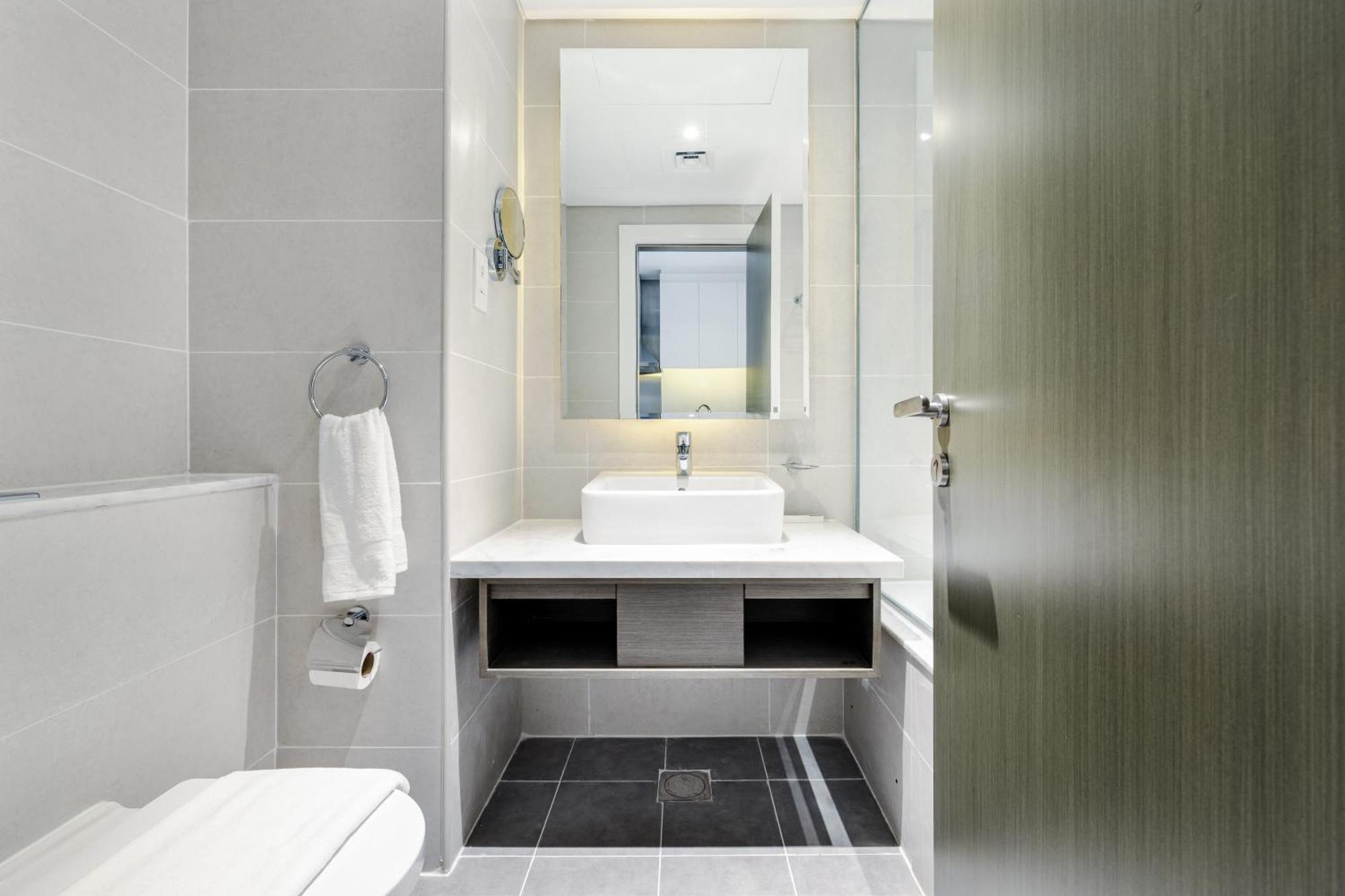 A Living-modern With Balcony & Canal View At Prive 2507b ,business Bay Apartamento Dubai