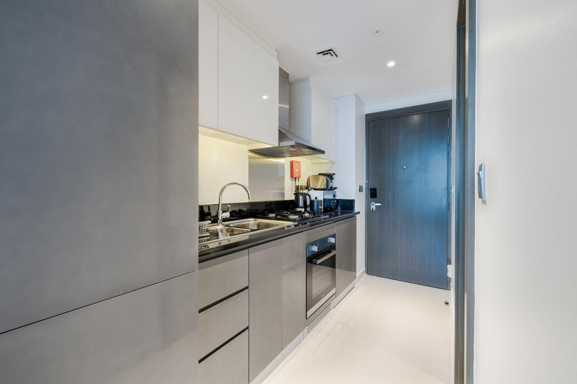 Apartamento A Living-modern With Balcony & Canal View At Prive 2507b ,business Bay