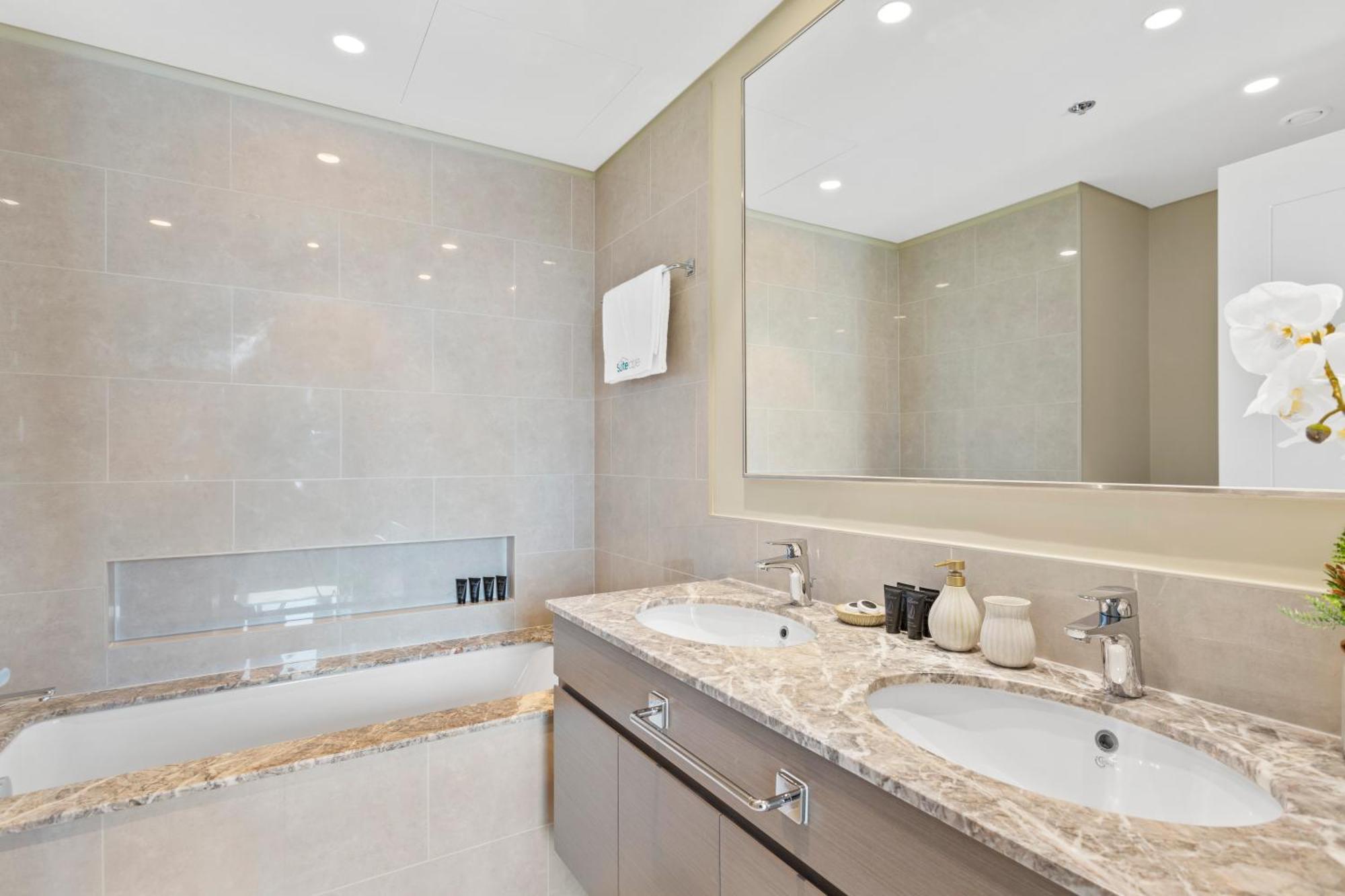 Luxurious Living In A 2 Bedroom At Downtown * Dubai