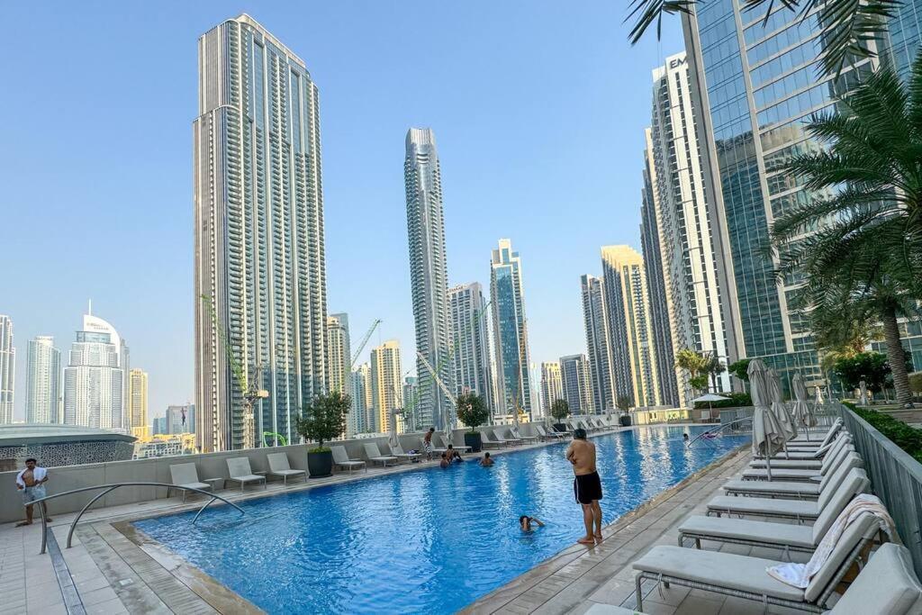 Luxurious Living In A 2 Bedroom At Downtown Dubai