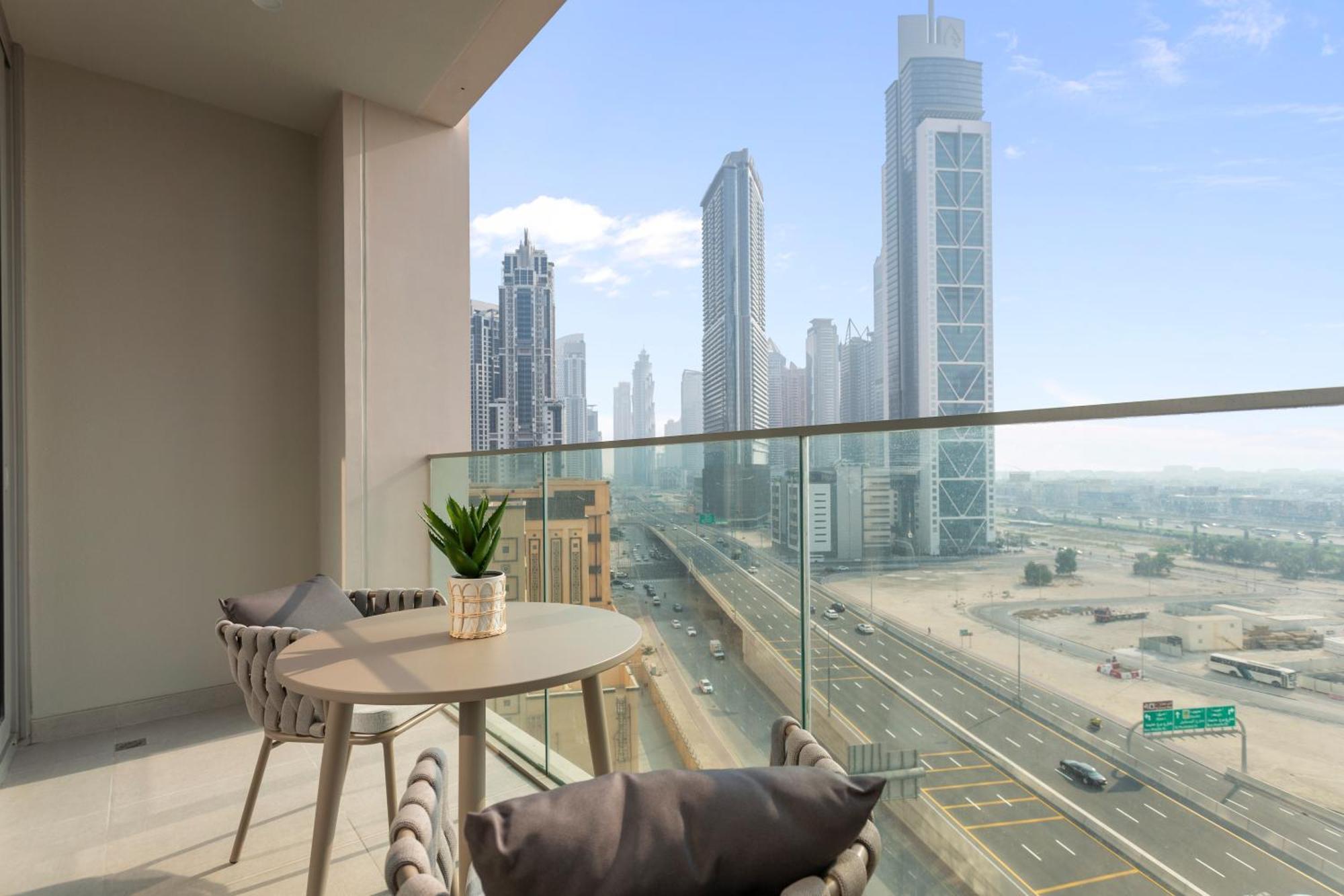 Luxurious Living In A 2 Bedroom At Downtown