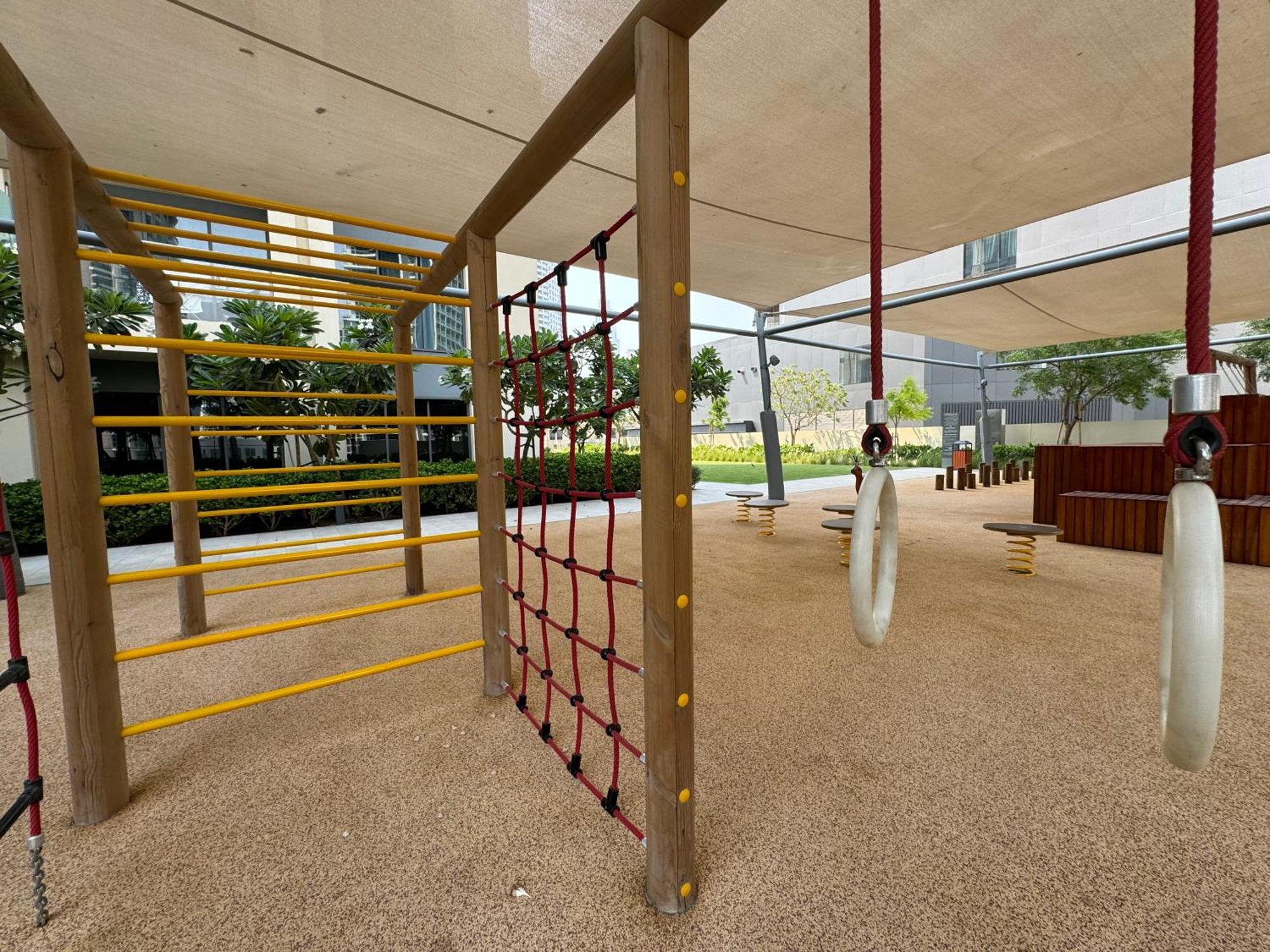 Burj Royale Condo, Close To Mall & Attractions *