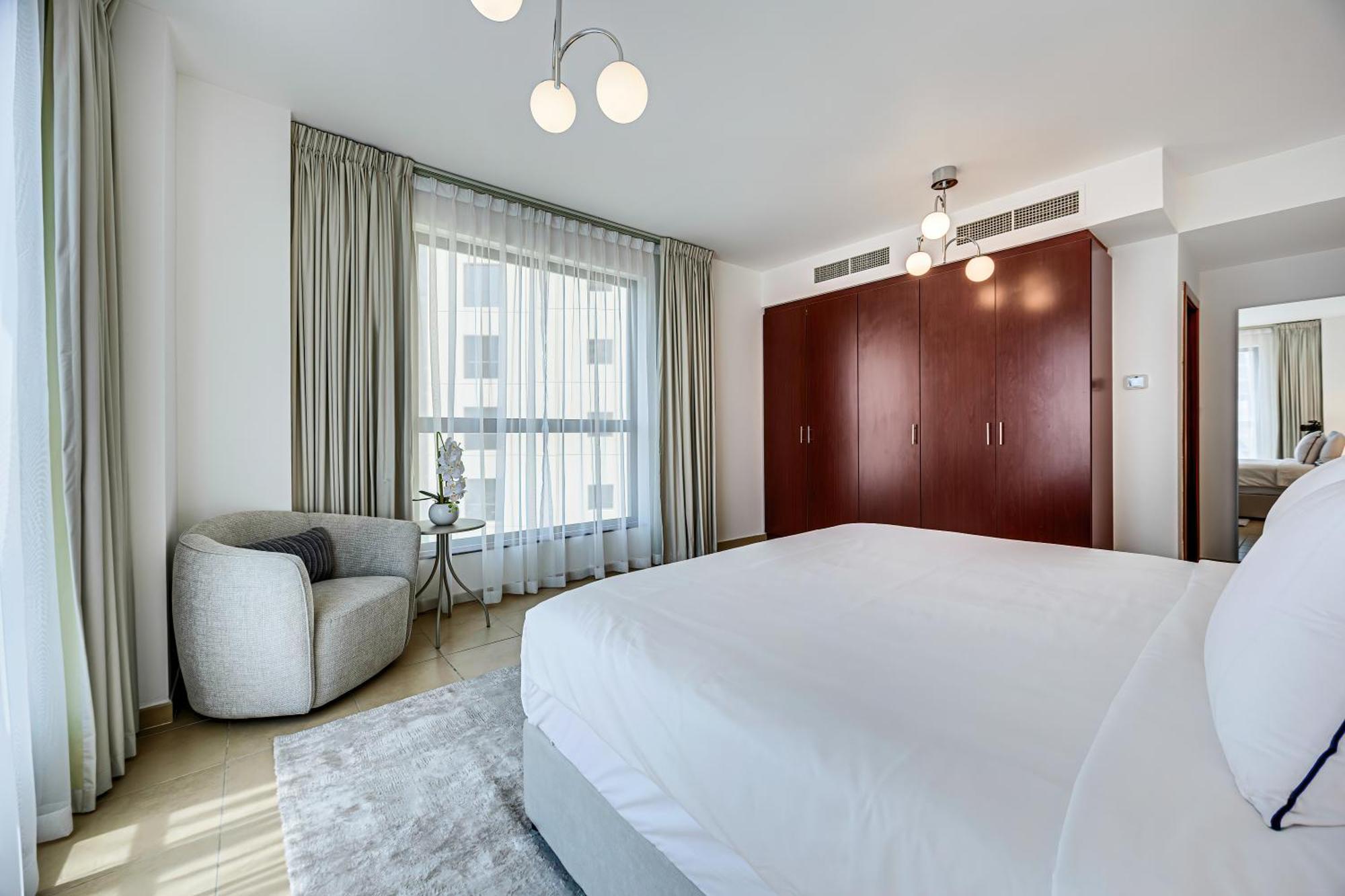 Stylish 2br Just Minutes From Dubai