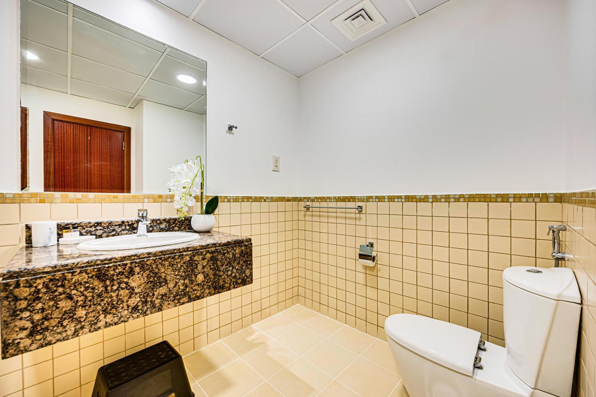 Stylish 2br Just Minutes From Dubai