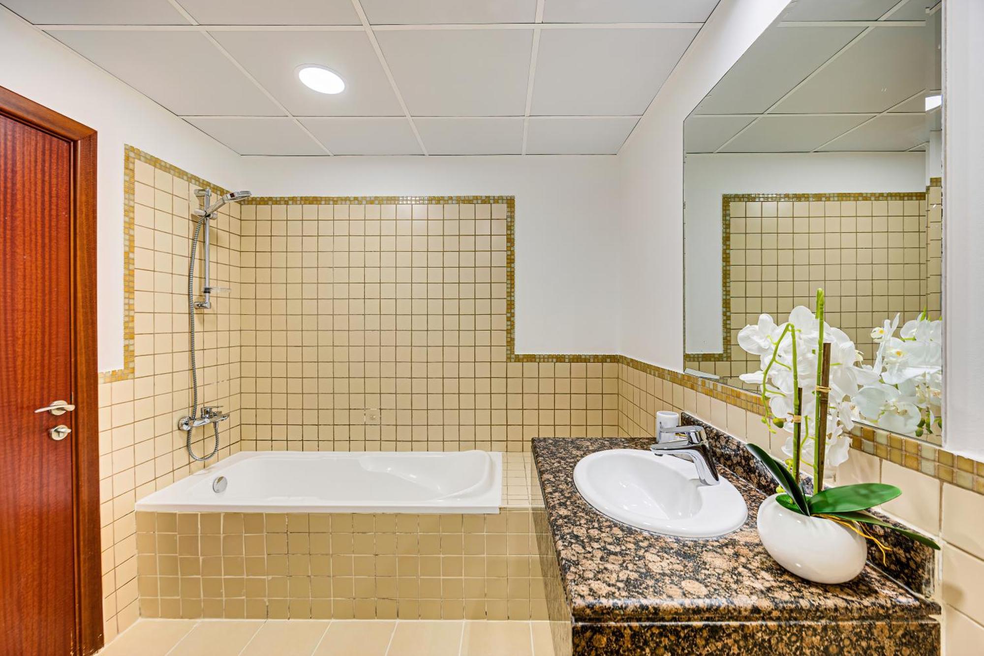 Apartment Stylish 2br Just Minutes From Dubai