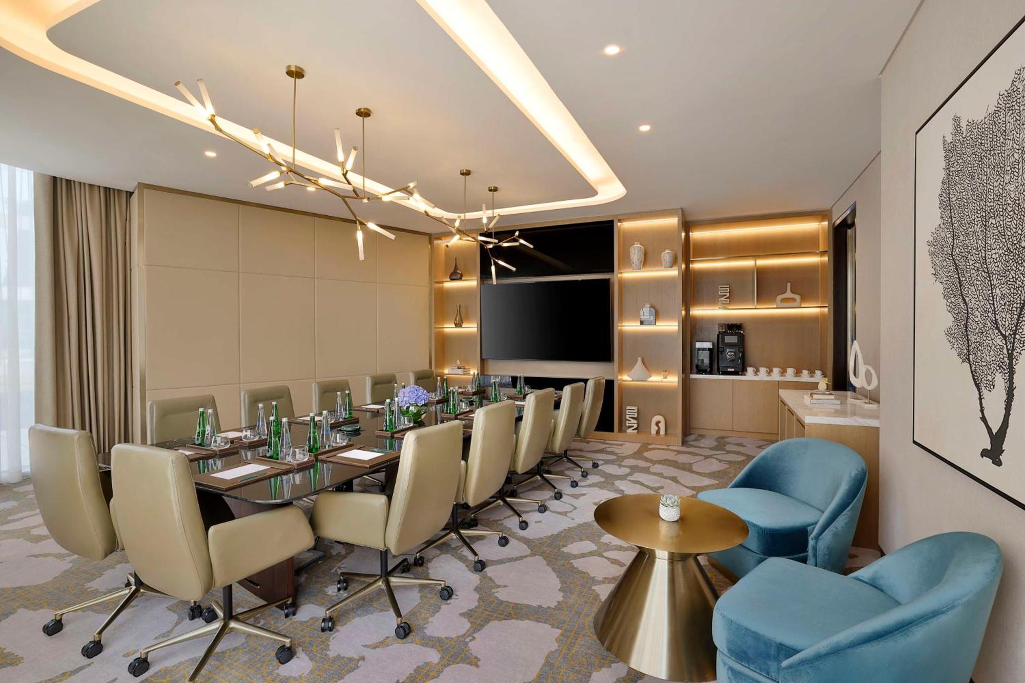 Hotel Embassy By Hilton Business Bay 5*