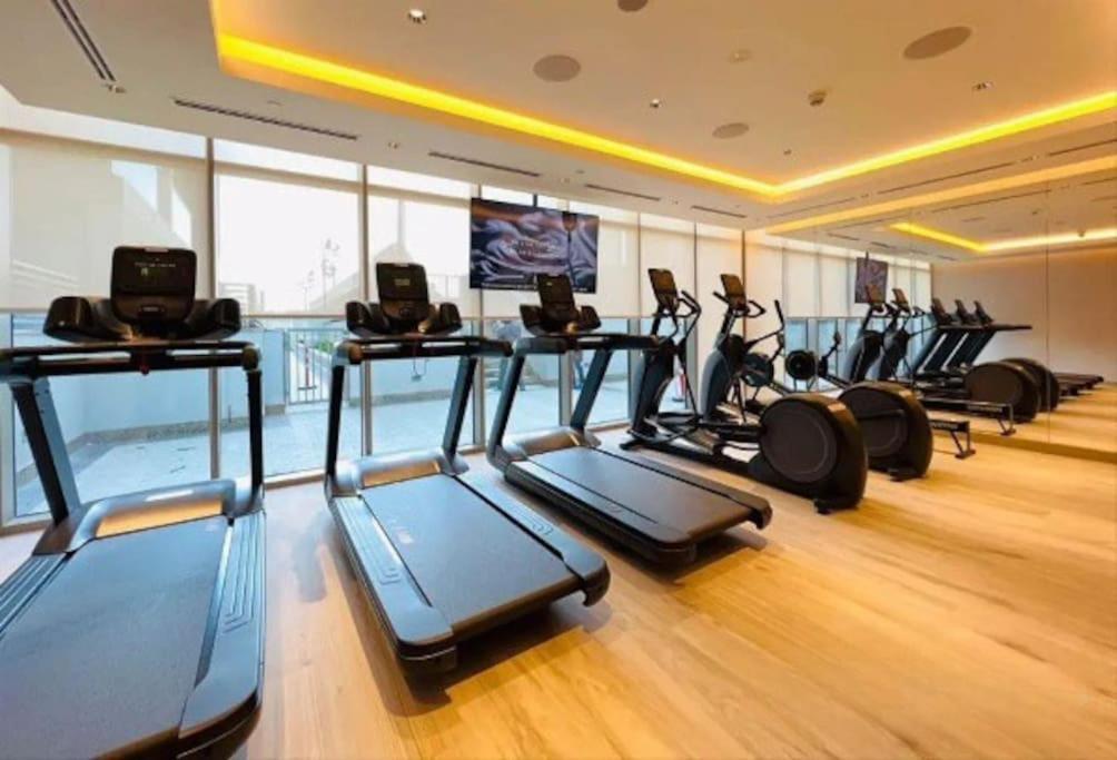 Apartment Lavish 10 Min Downtown Dubai