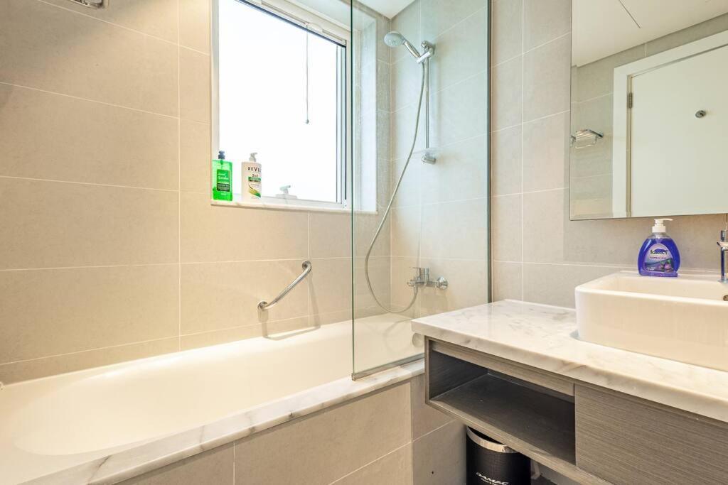 Deluxe One-bedroom In Business Bay With Burj Khalifa And Canal View Dubai