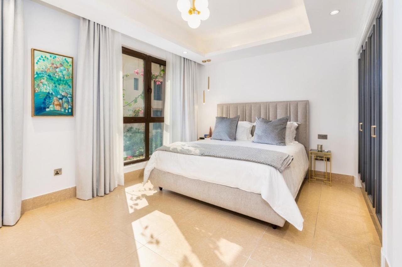 Stunning & Authentic With Balcony Downtown * Dubai