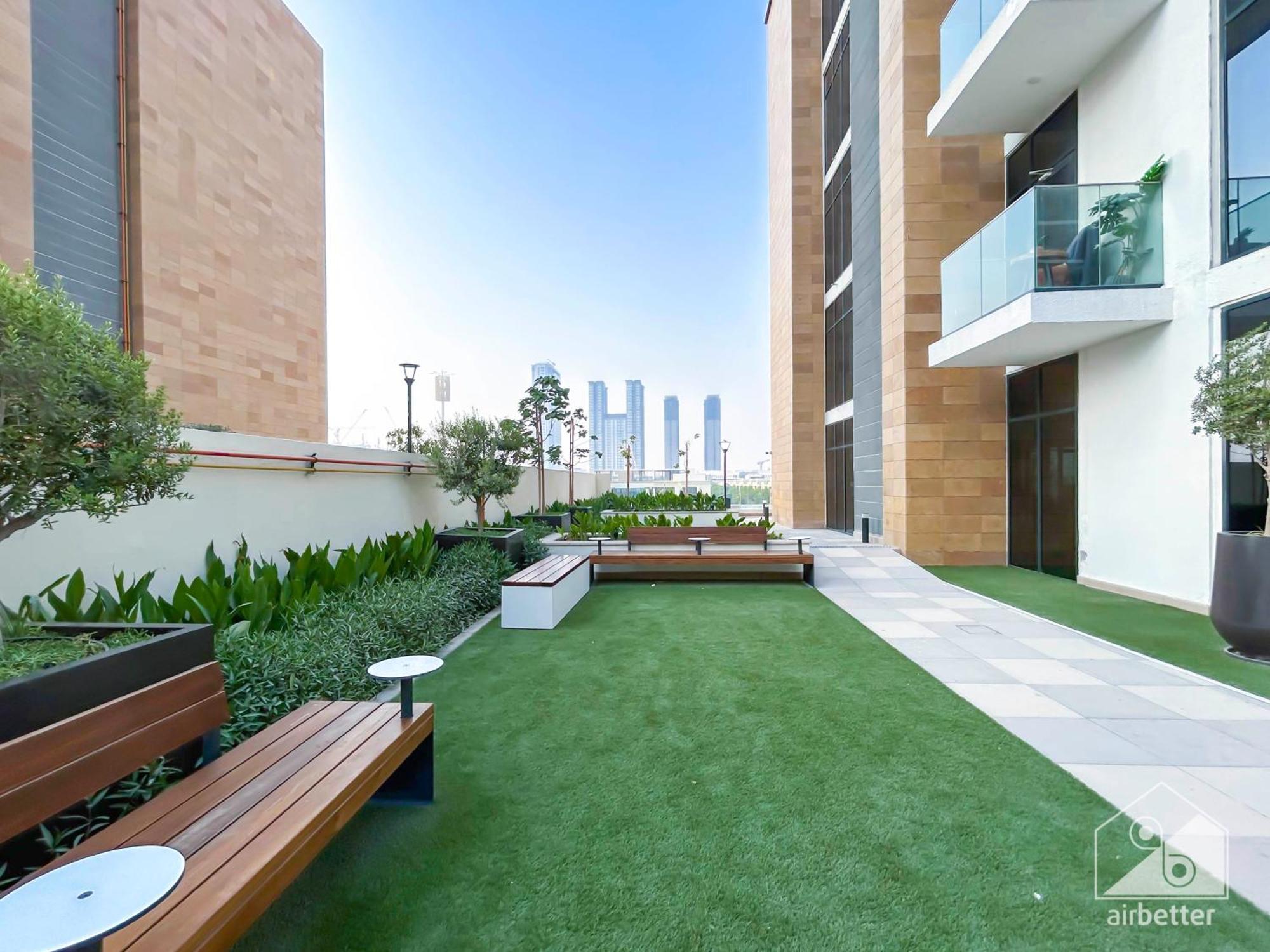 Apartment Bright & Airy With Balcony In Azizi Riviera *