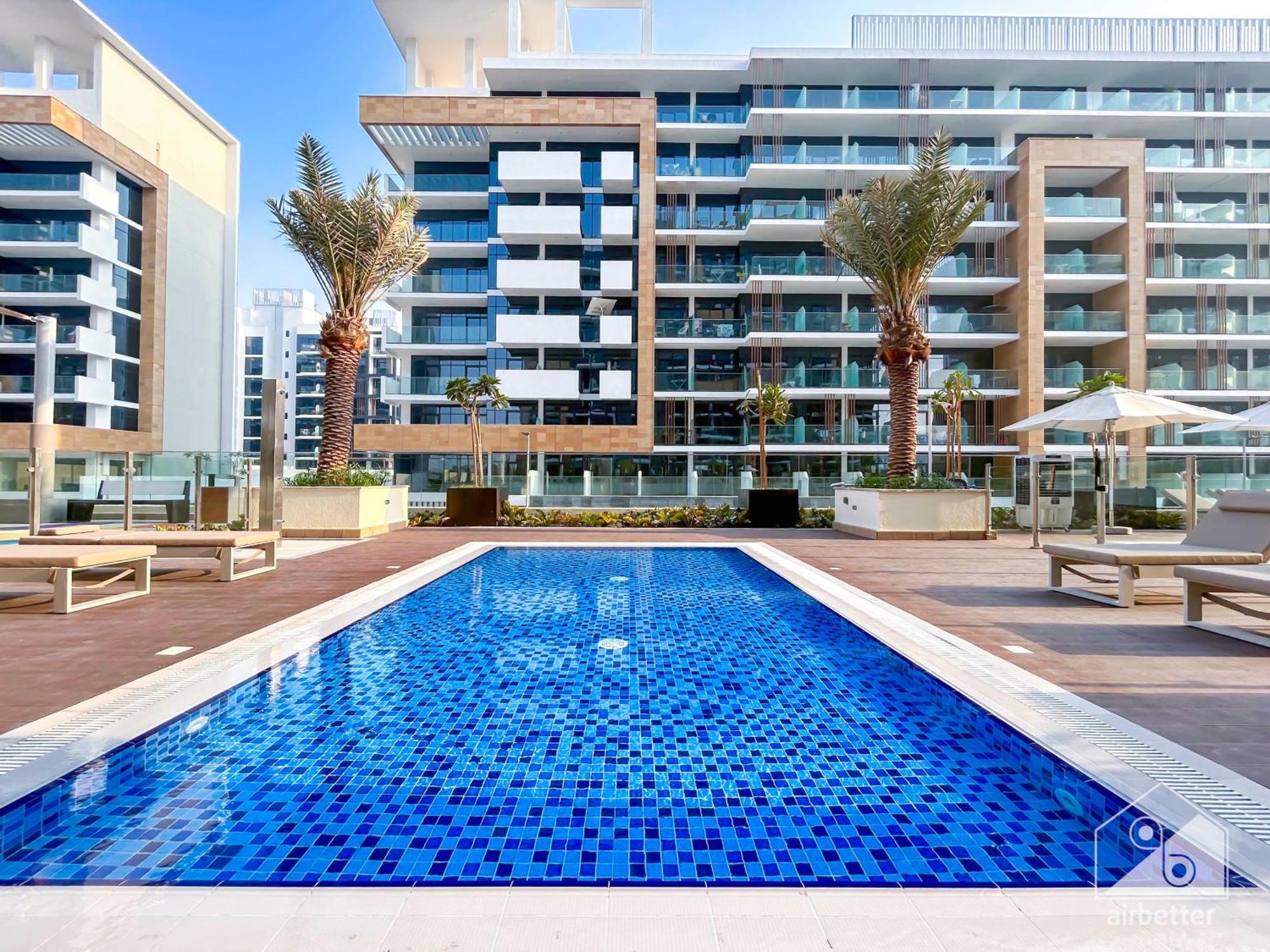 Apartment Bright & Airy With Balcony In Azizi Riviera *
