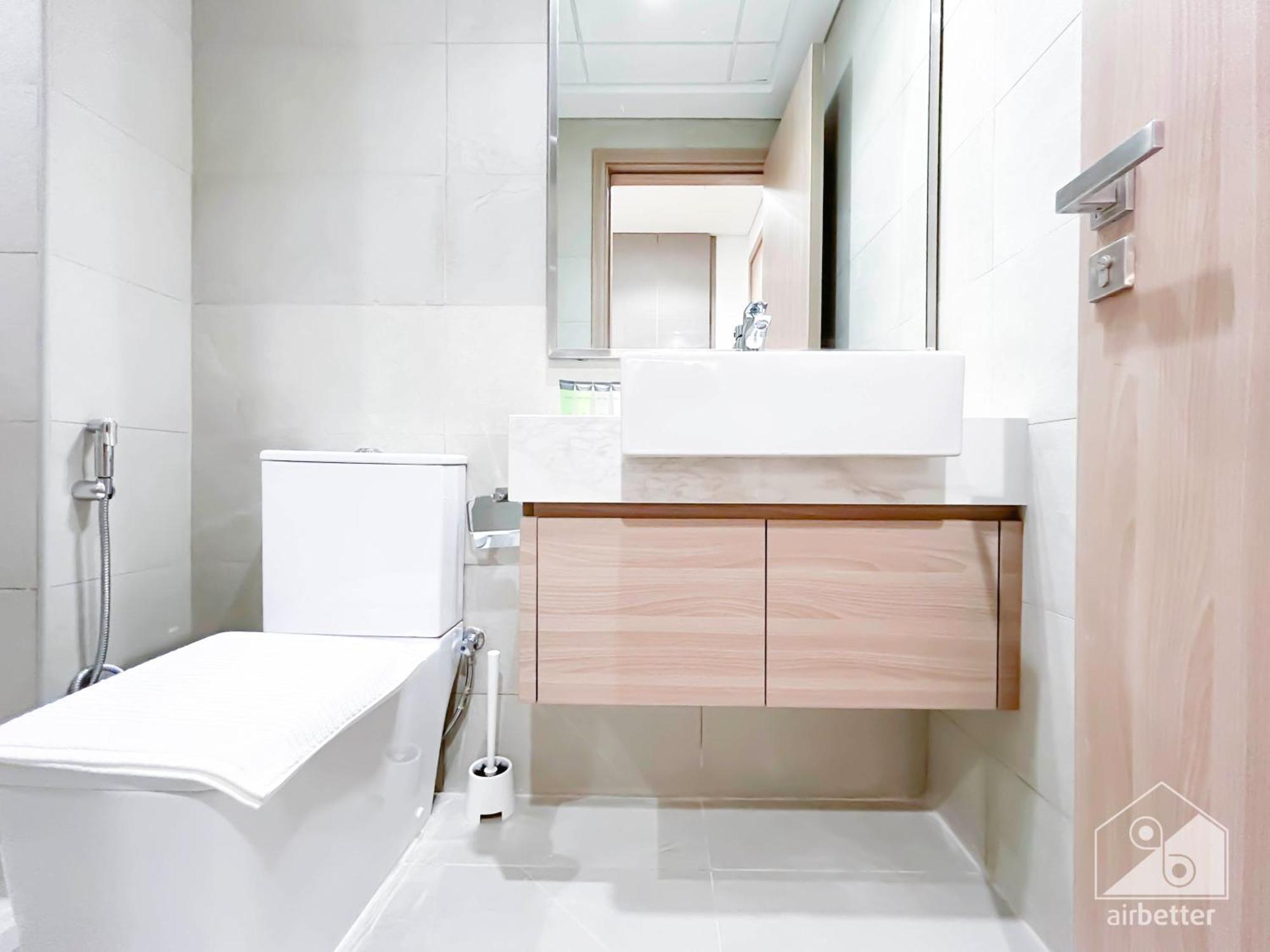 Apartment Bright & Airy With Balcony In Azizi Riviera *