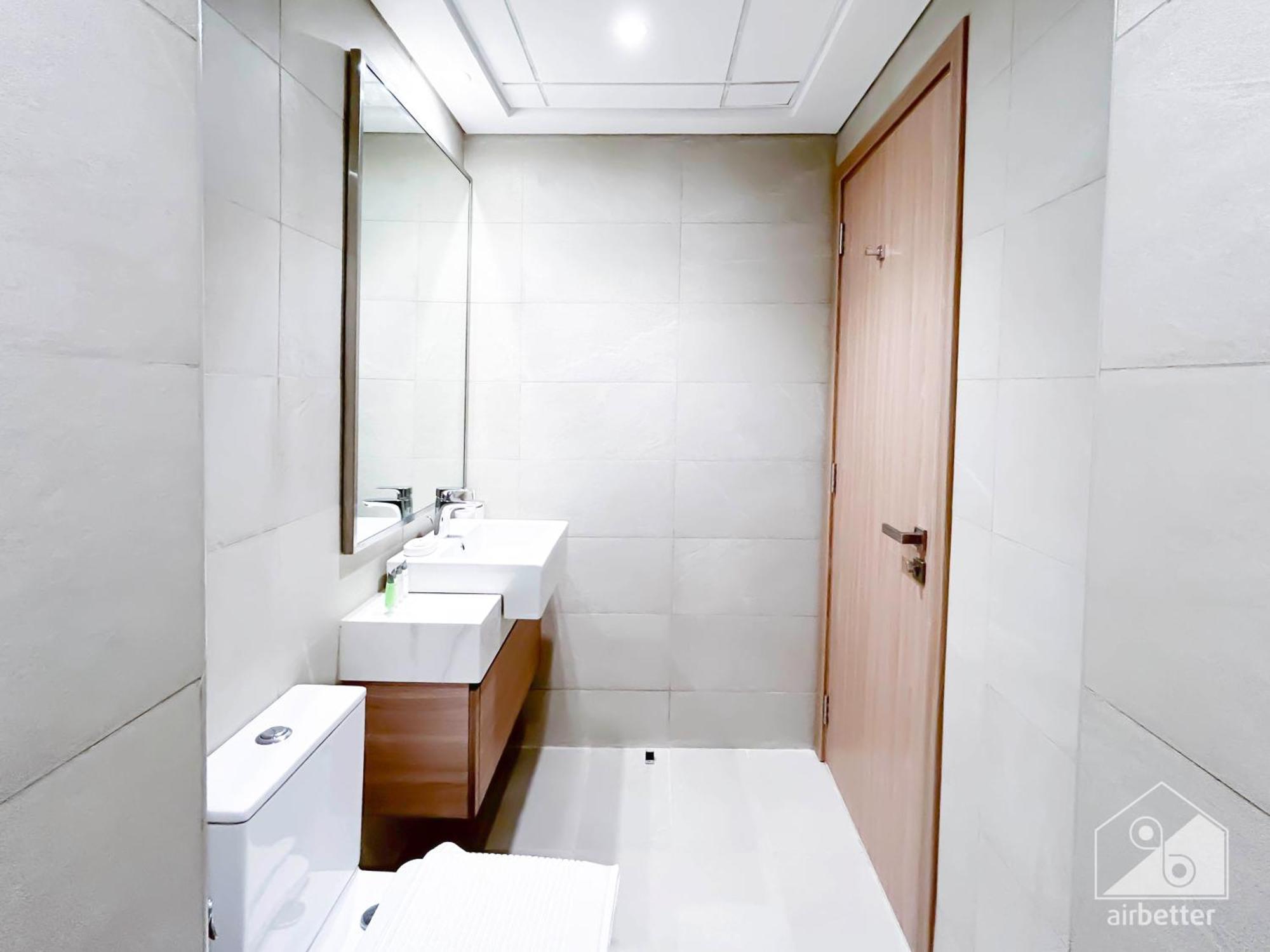 Apartment Bright & Airy With Balcony In Azizi Riviera