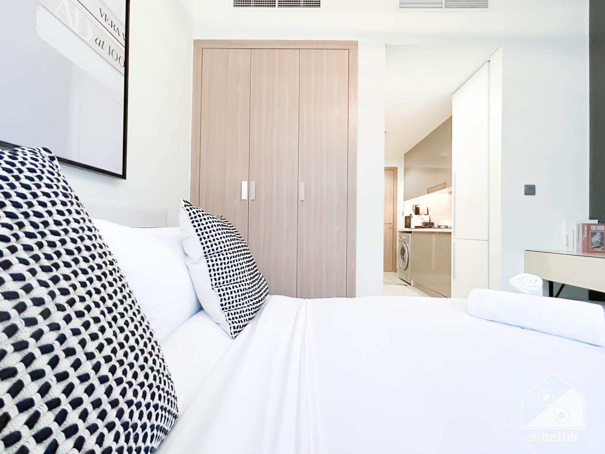 Bright & Airy With Balcony In Azizi Riviera *
