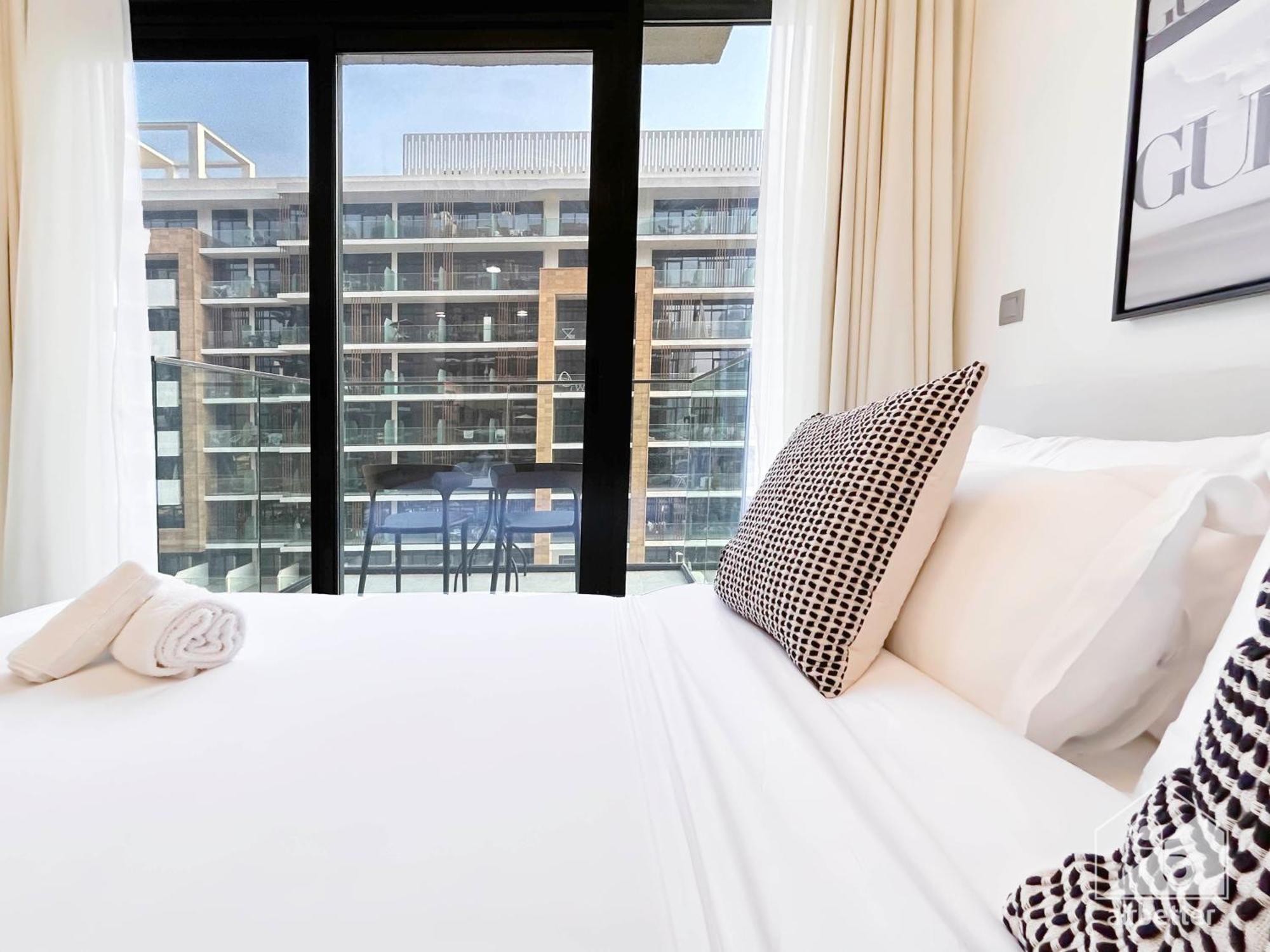 Bright & Airy With Balcony In Azizi Riviera Apartment