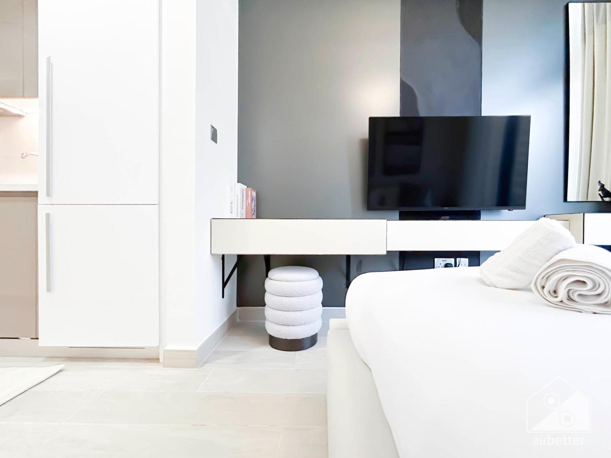 Bright & Airy With Balcony In Azizi Riviera *