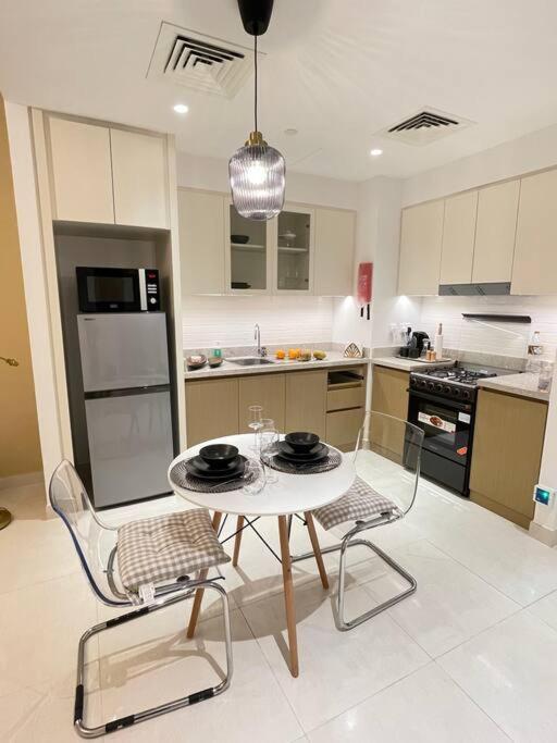 Contemporary 1br With Pool At Creek Harbour