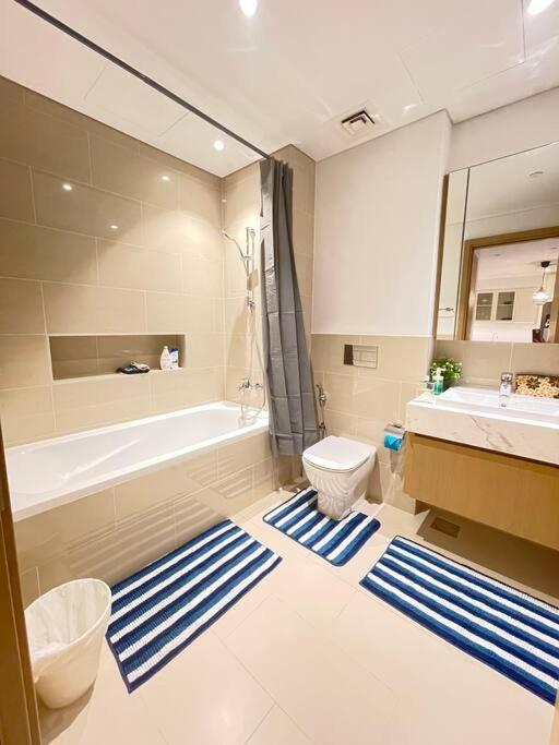 Contemporary 1br With Pool At Creek Harbour Apartment