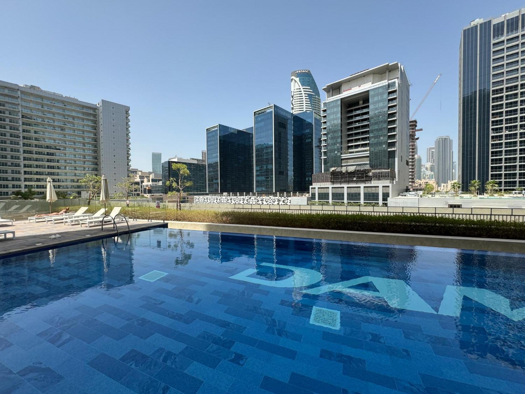 Stunning Canal Views L Sleeps 6 * Dubai