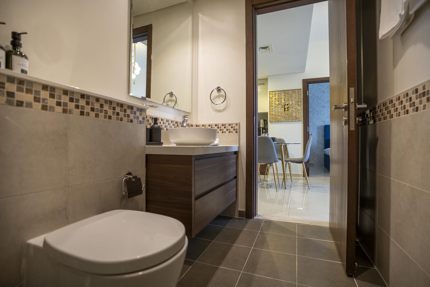Stunning Canal Views L Sleeps 6 Dubai