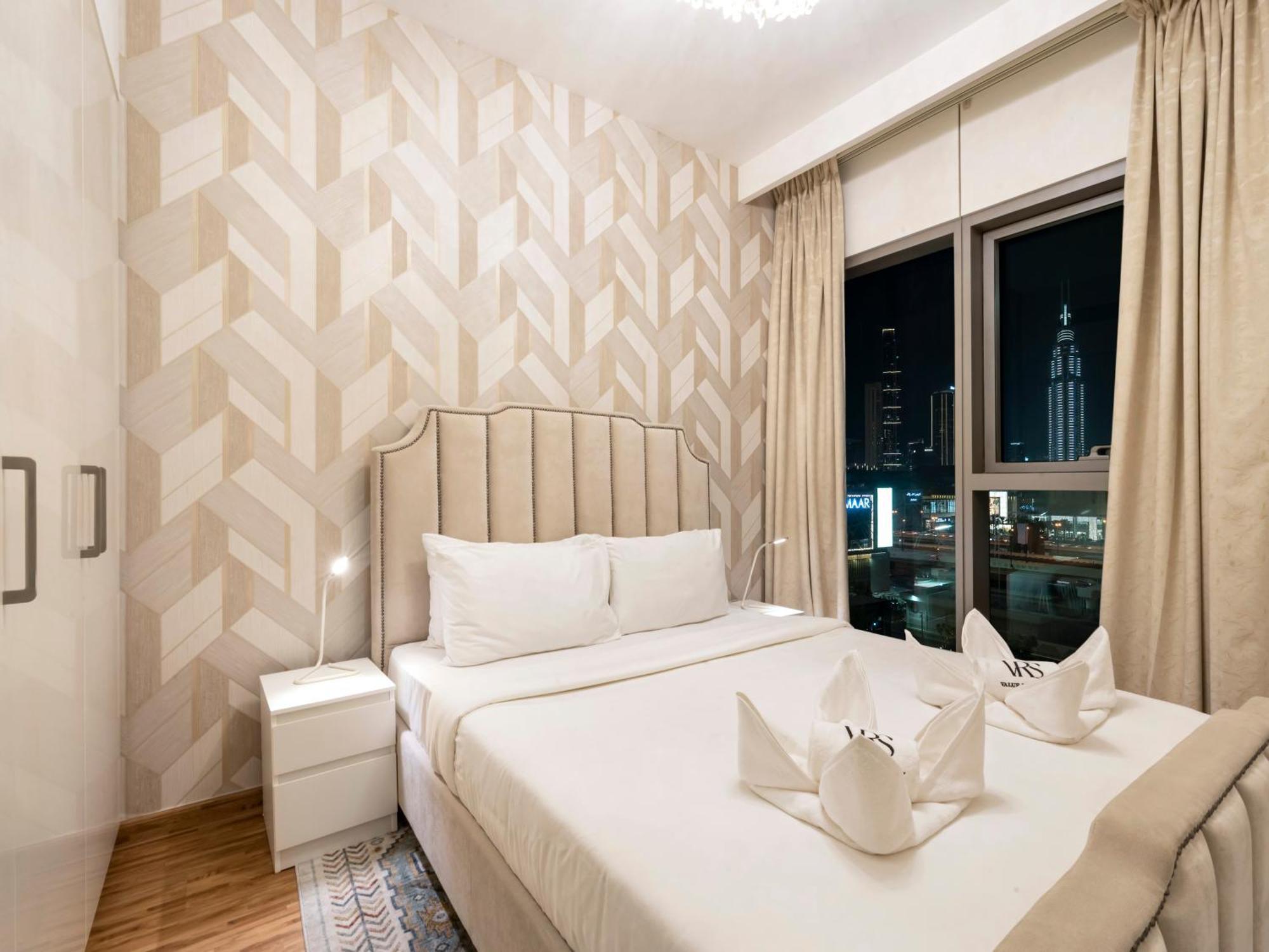 2br Burj Khalifa Fireworks View *
