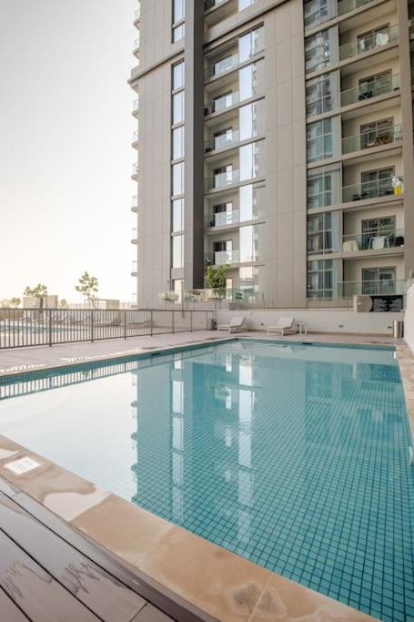 Daire Modern Sobha Building Partial Burj Khalifa View *