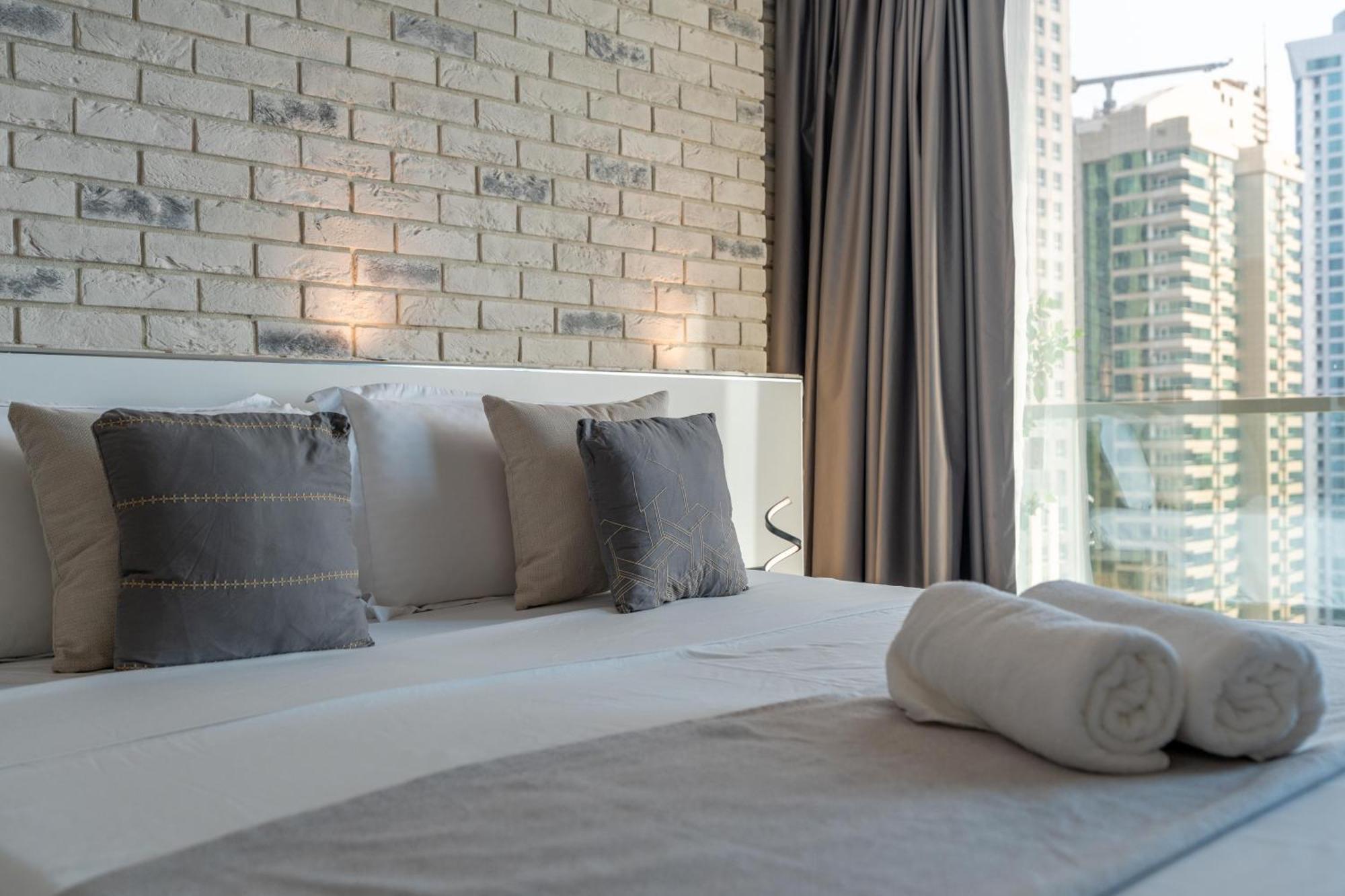 The Luxe Marina Experience - Stylish 2br With Sweeping Balcony Views For Total Relaxation Dubai