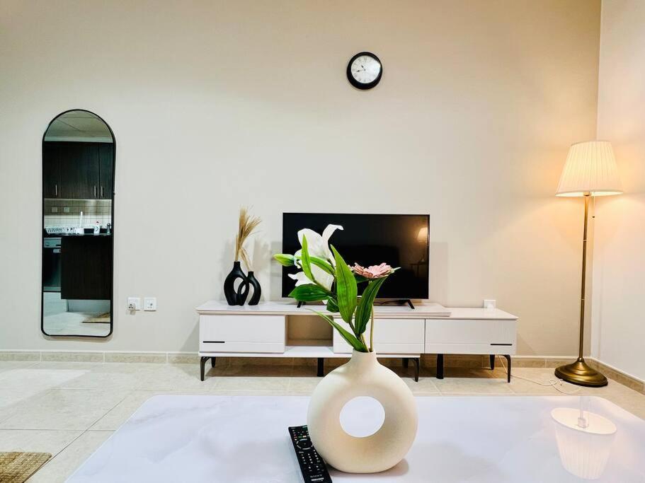 Daire 1 Bedroom Flat, Luxury Amenities, Opp & Club With Free Parking In Marina *