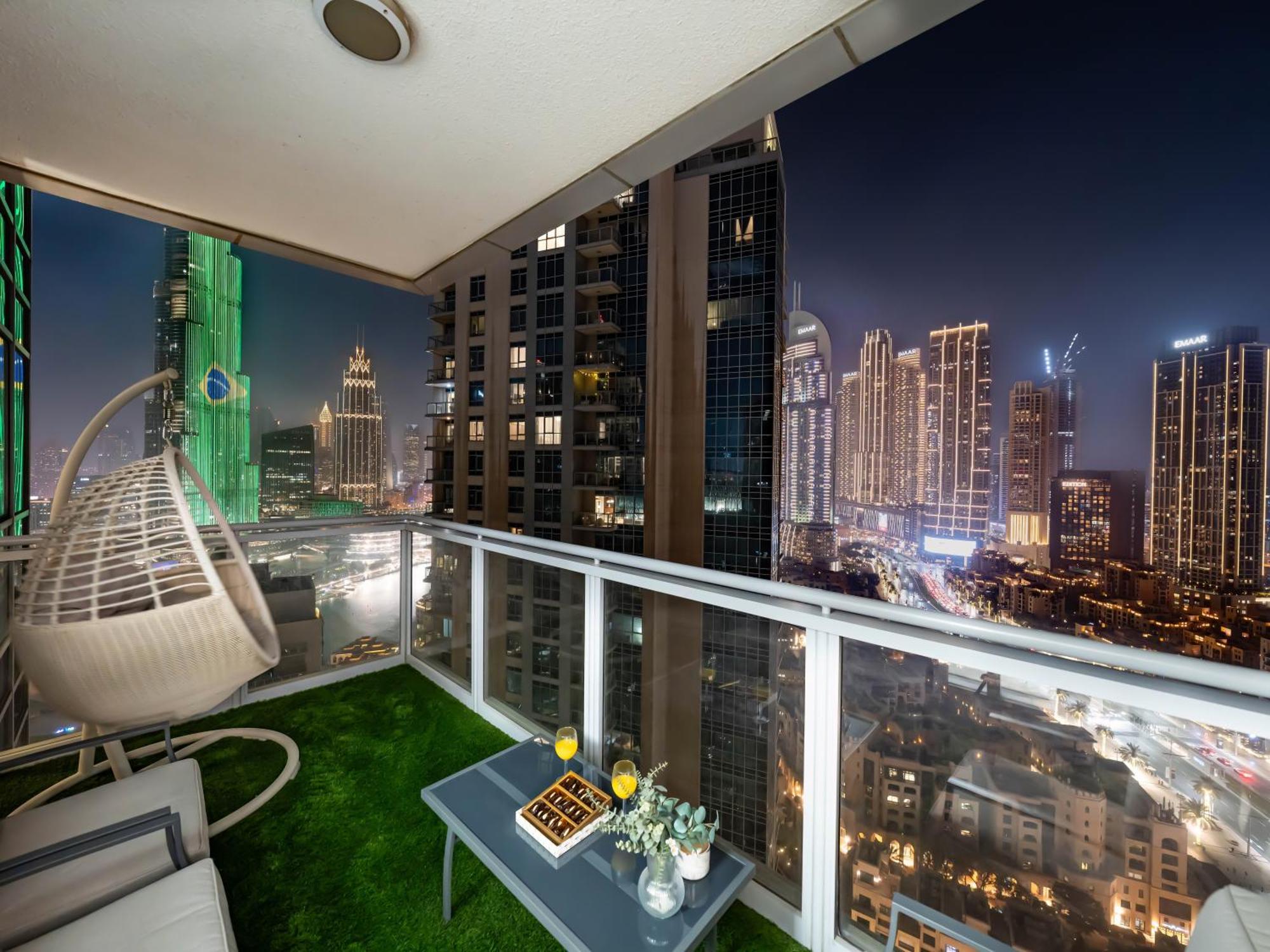 Luxe 4 Bedroom I Burj Khalifa & Fountain Views I Free Gym, Pool, Parking, Wi-fi And Ps5 I By Skyline Serenity *