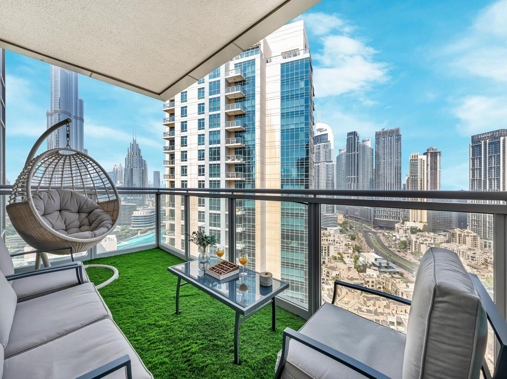 Luxe 4 Bedroom I Burj Khalifa & Fountain Views I Free Gym, Pool, Parking, Wi-fi And Ps5 I By Skyline Serenity