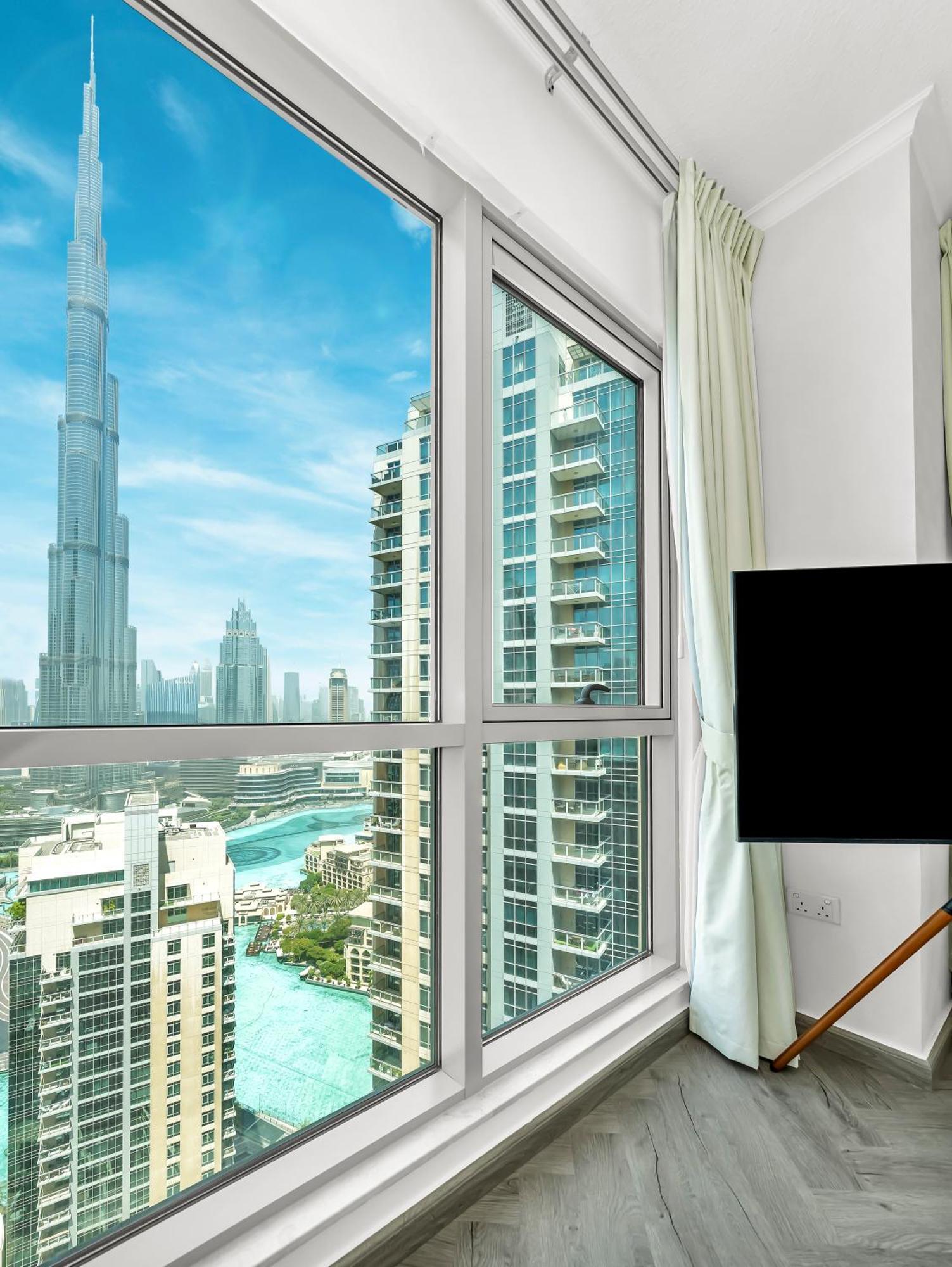 Luxe 4 Bedroom I Burj Khalifa & Fountain Views I Free Gym, Pool, Parking, Wi-fi And Ps5 I By Skyline Serenity *