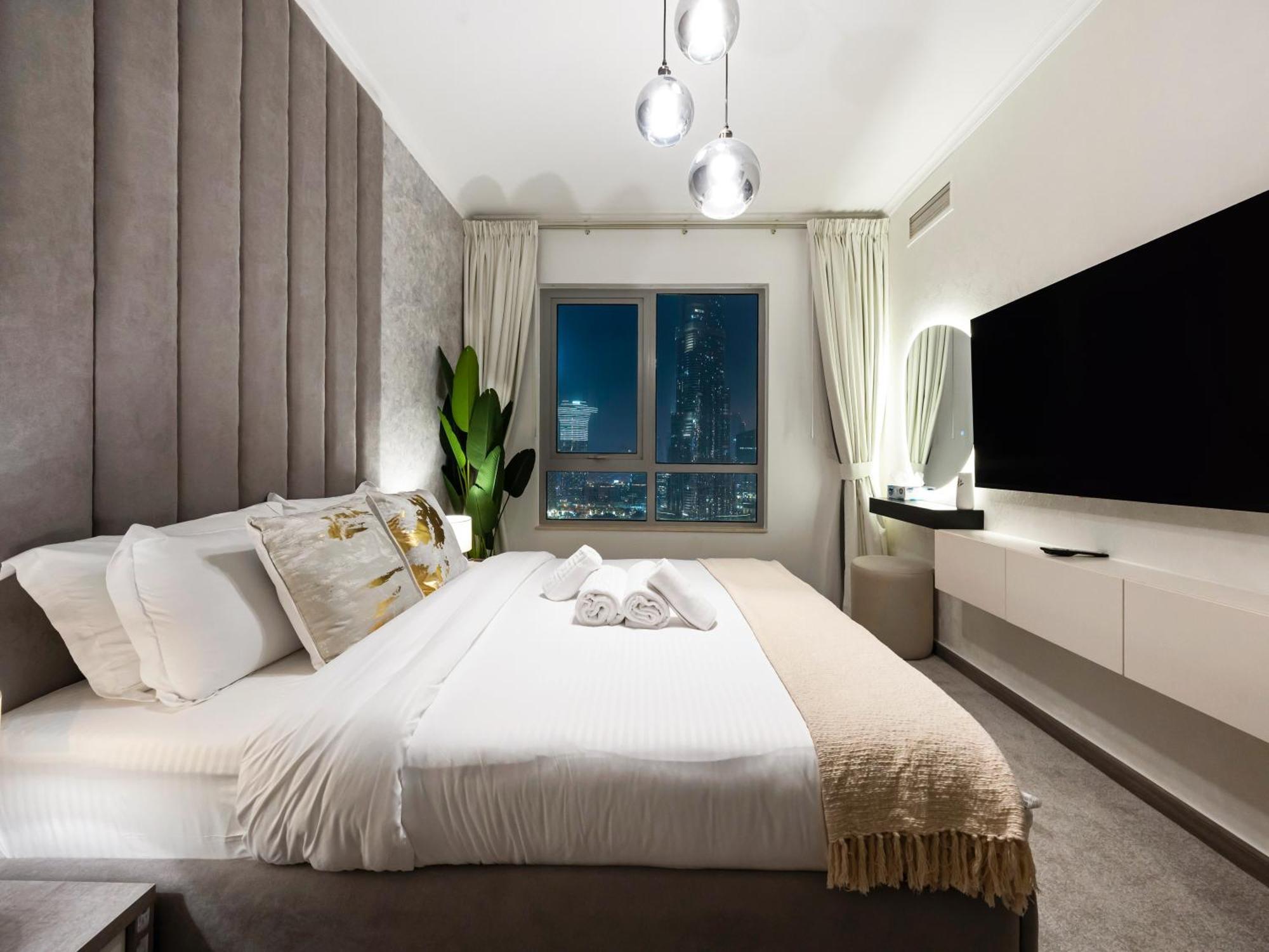 Luxe 4 Bedroom I Burj Khalifa & Fountain Views I Free Gym, Pool, Parking, Wi-fi And Ps5 I By Skyline Serenity *