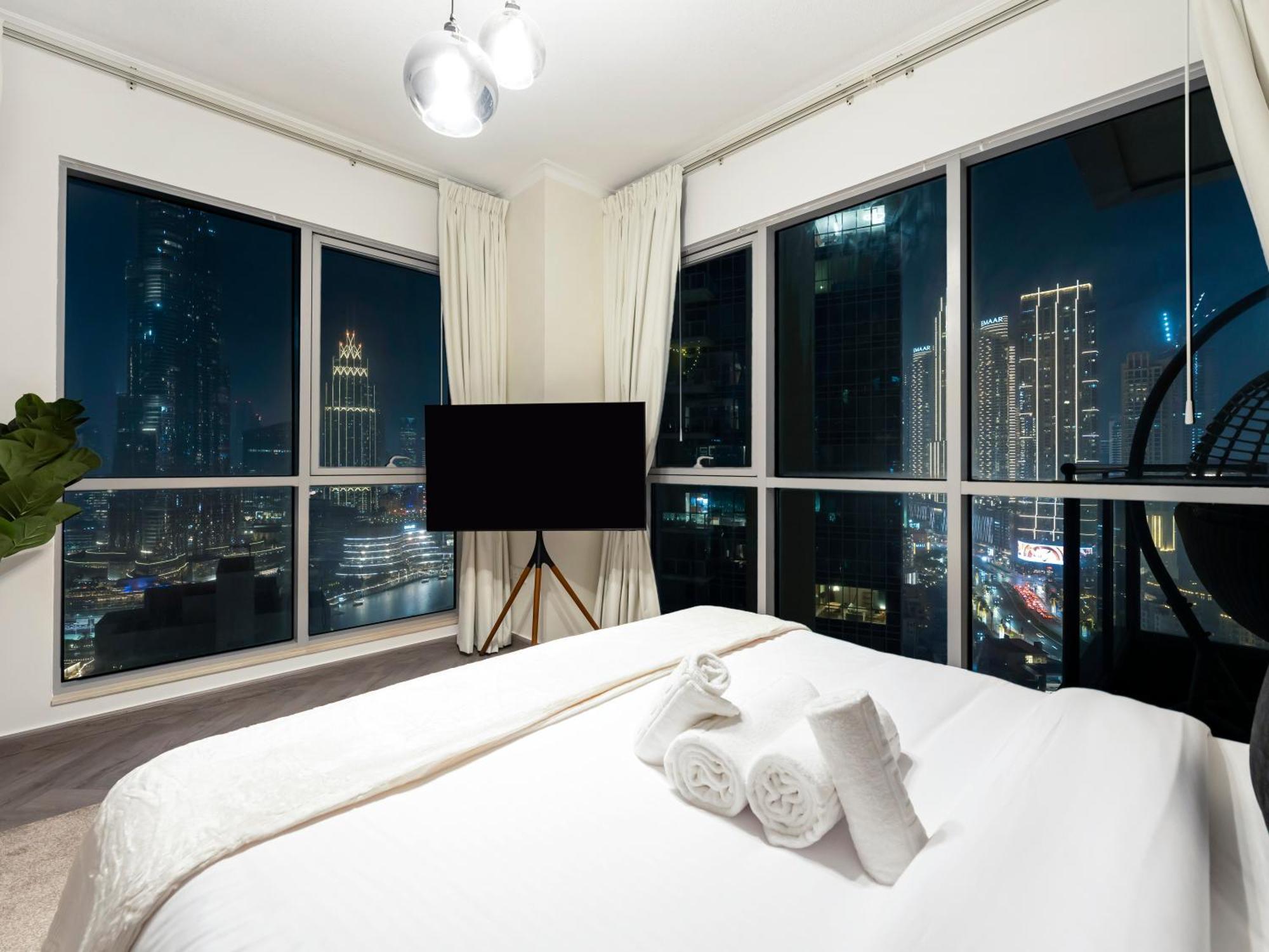 Luxe 4 Bedroom I Burj Khalifa & Fountain Views I Free Gym, Pool, Parking, Wi-fi And Ps5 I By Skyline Serenity Apartamento *