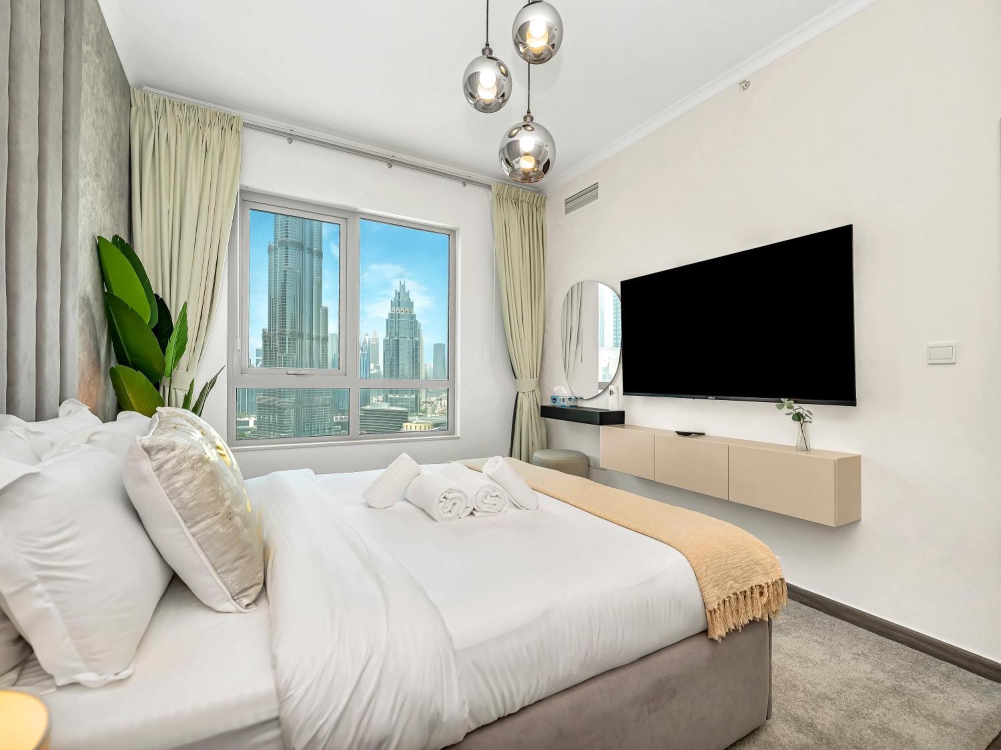 Luxe 4 Bedroom I Burj Khalifa & Fountain Views I Free Gym, Pool, Parking, Wi-fi And Ps5 I By Skyline Serenity *