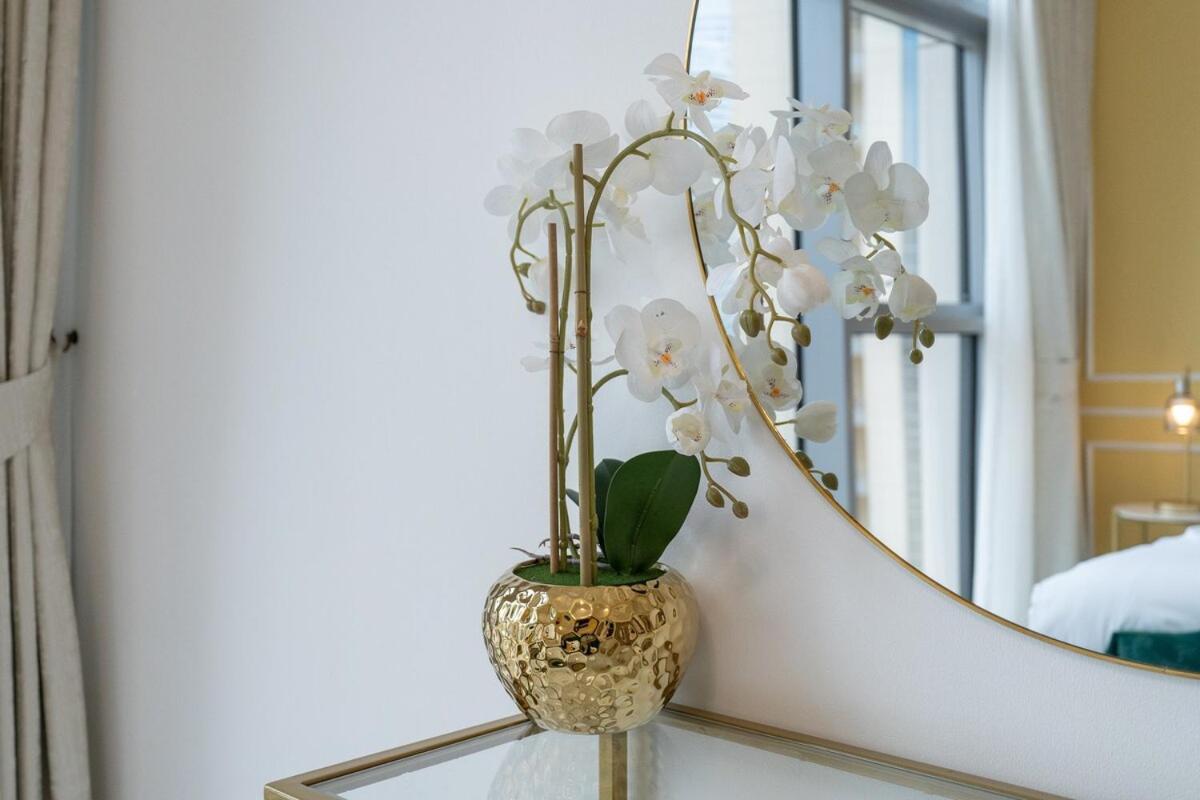 Bright And Chic 2-bedrooms In Downtown Near Burj Khalifa And Mall! * Dubai