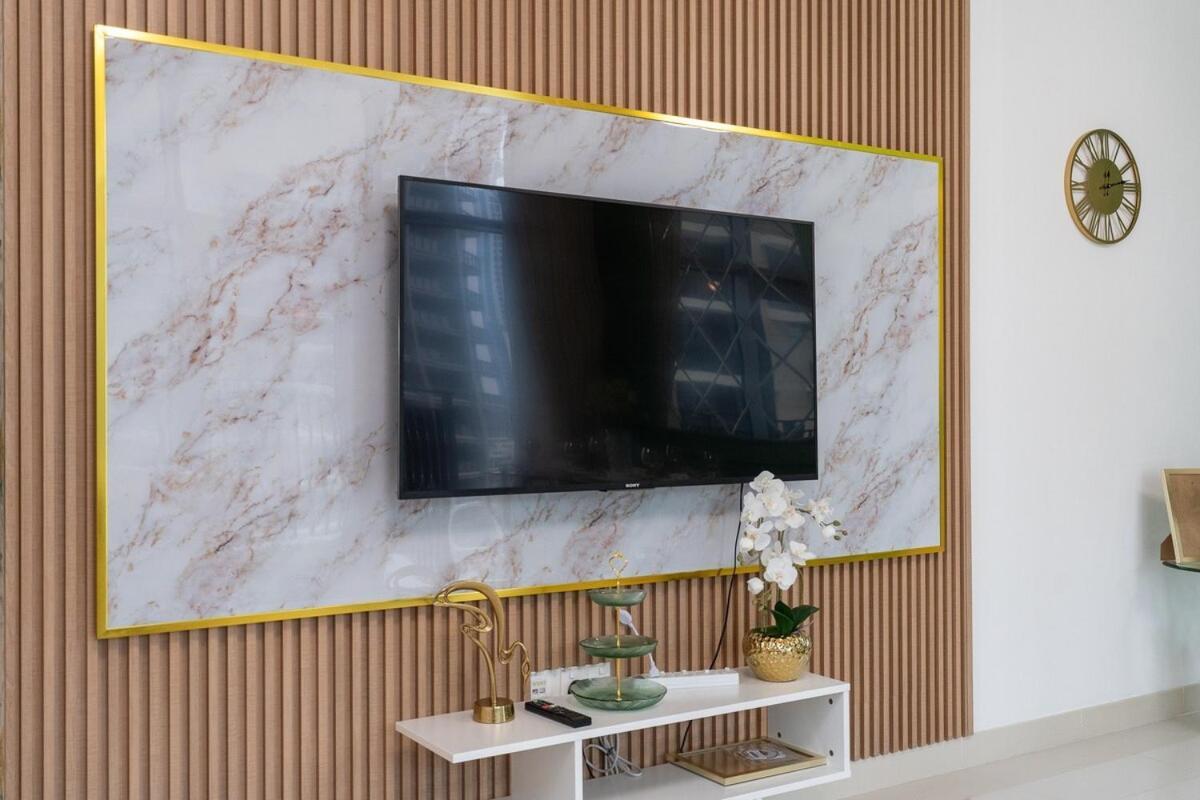 Bright And Chic 2-bedrooms In Downtown Near Burj Khalifa And Mall! Dubai