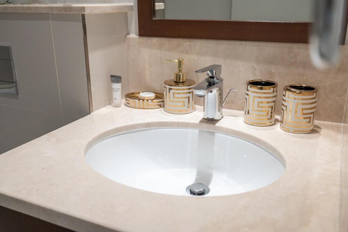 Bright And Chic 2-bedrooms In Downtown Near Burj Khalifa And Mall! Apartment Dubai