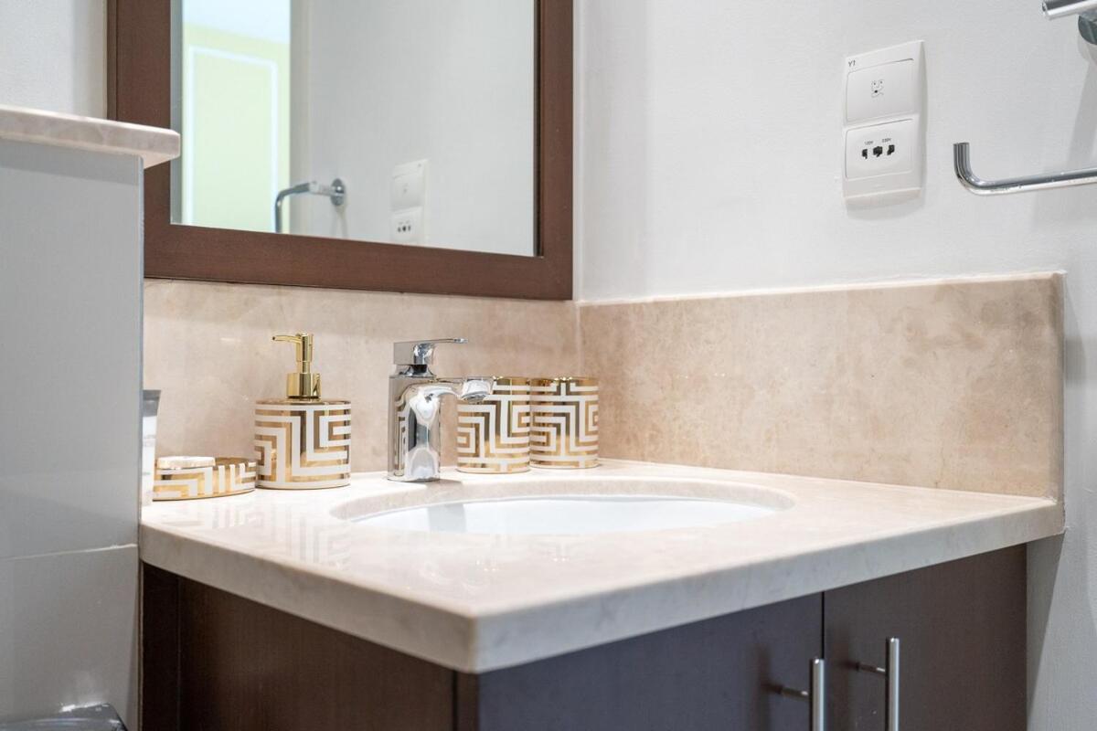 Bright And Chic 2-bedrooms In Downtown Near Burj Khalifa And Mall! * Dubai