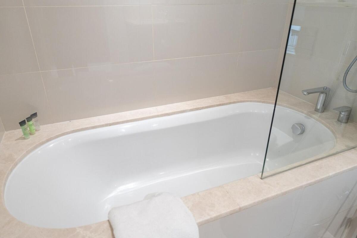 Bright And Chic 2-bedrooms In Downtown Near Burj Khalifa And Mall!