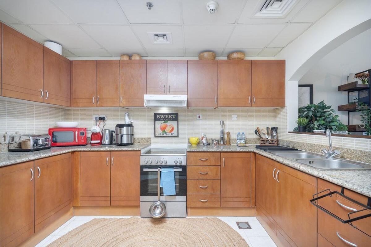 Apartment Modern Aesthetic 1-bedroom With Exudes Warmth And Style In Jlt!