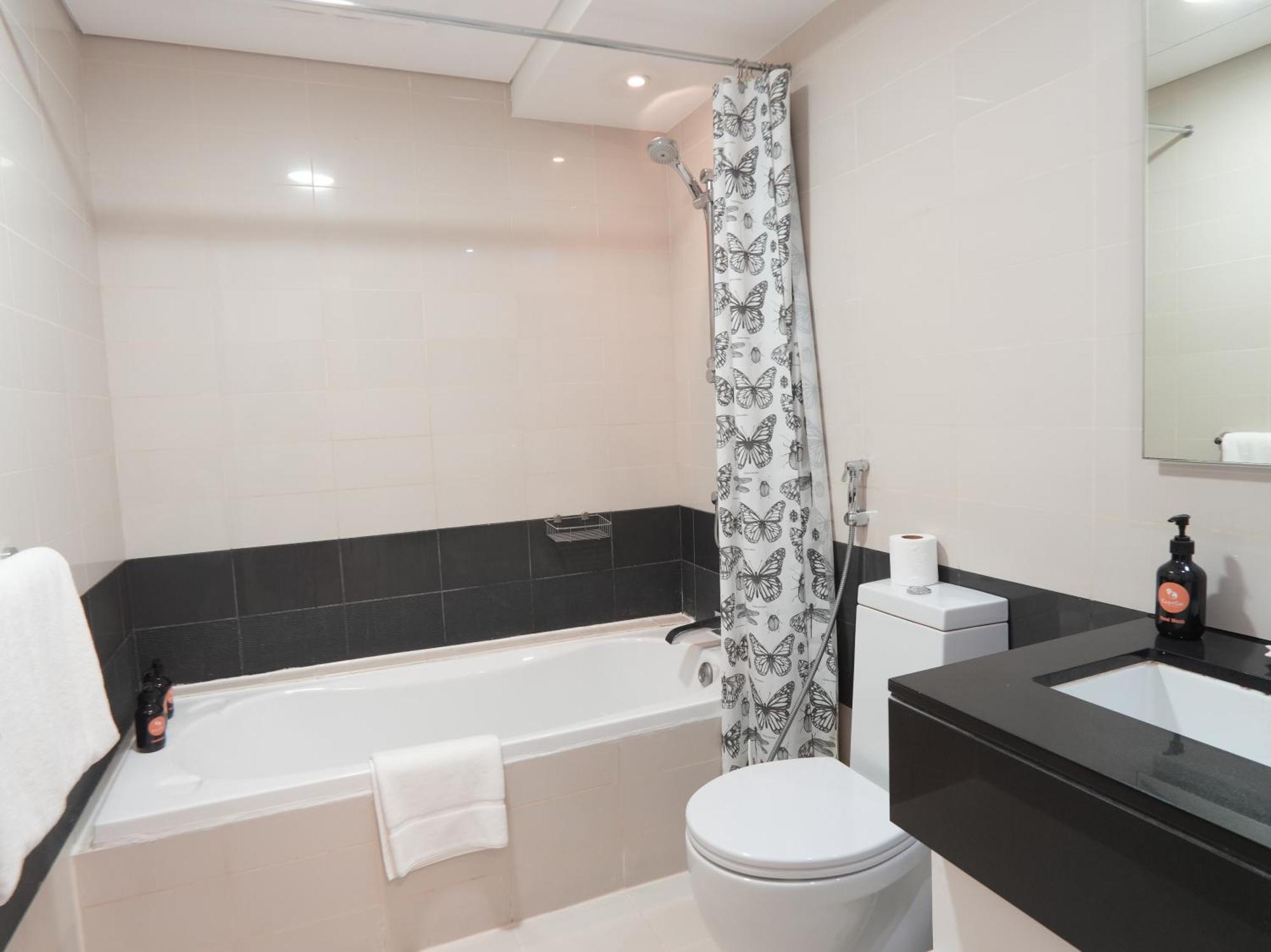 Easygo - Comfy 2bdr In Loft Tower Downtown Dubai