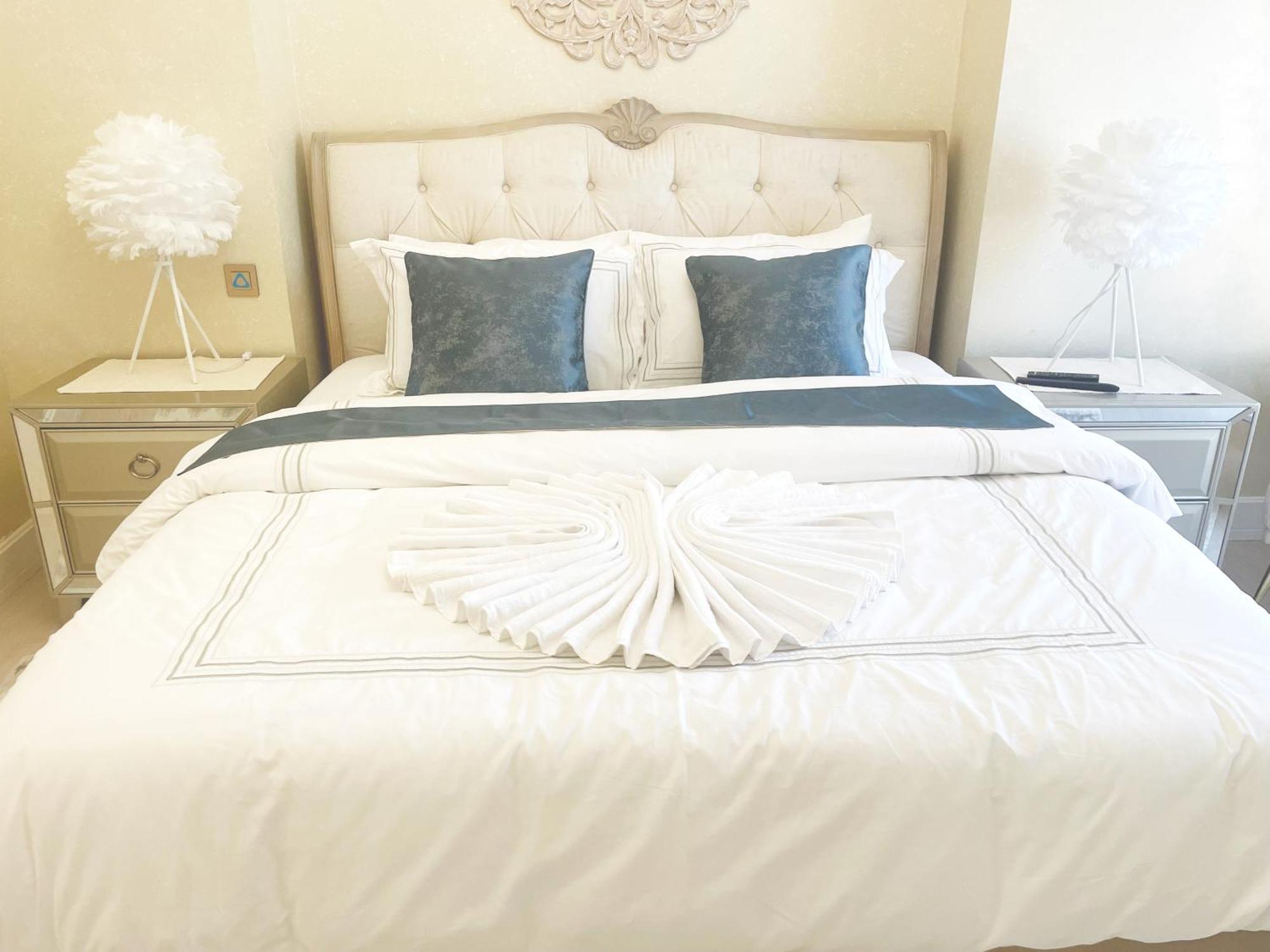 Albergue Royal Beach Residences *