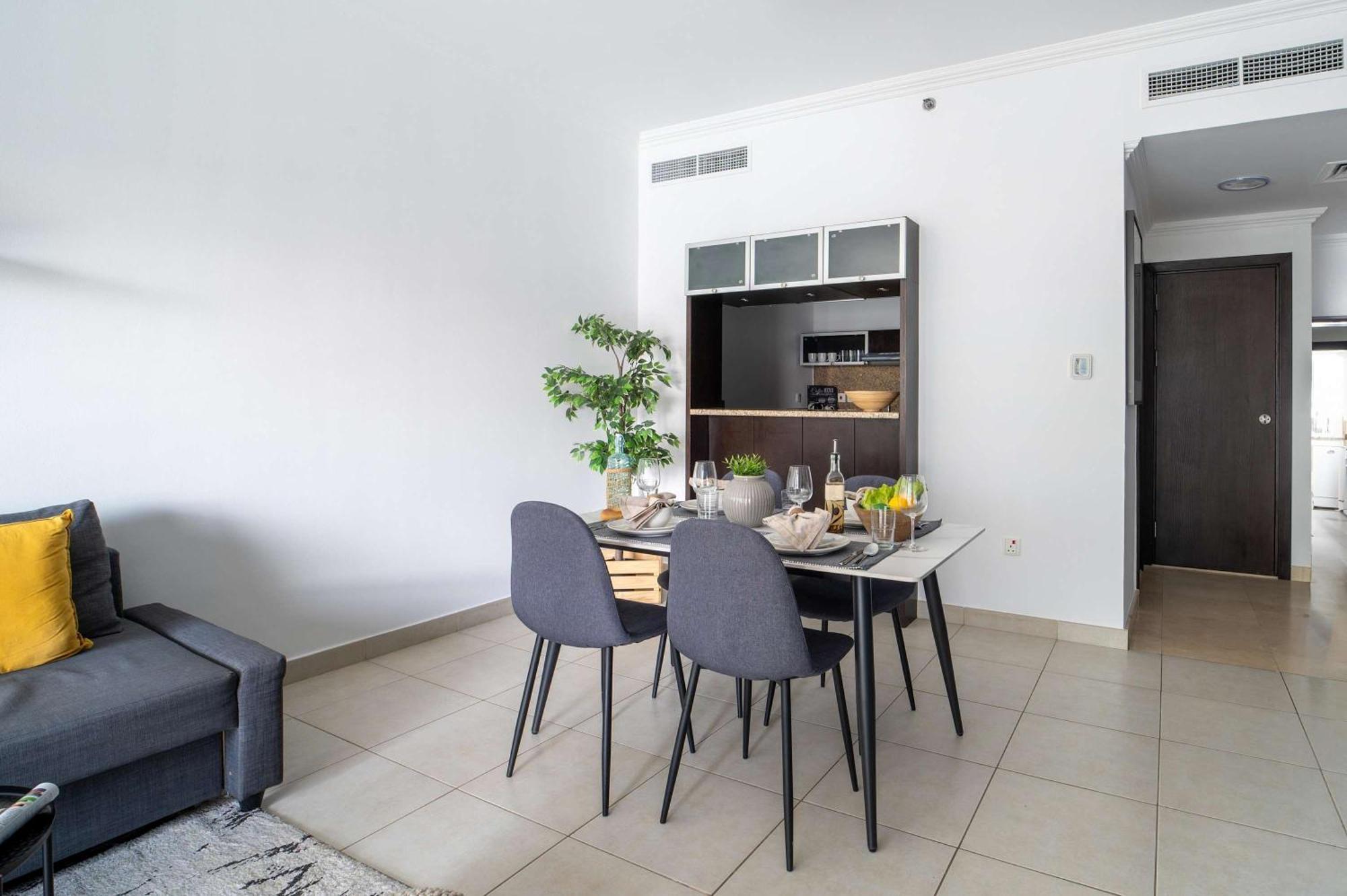 Frank Porter - Marina Quays West Tower Apartment *